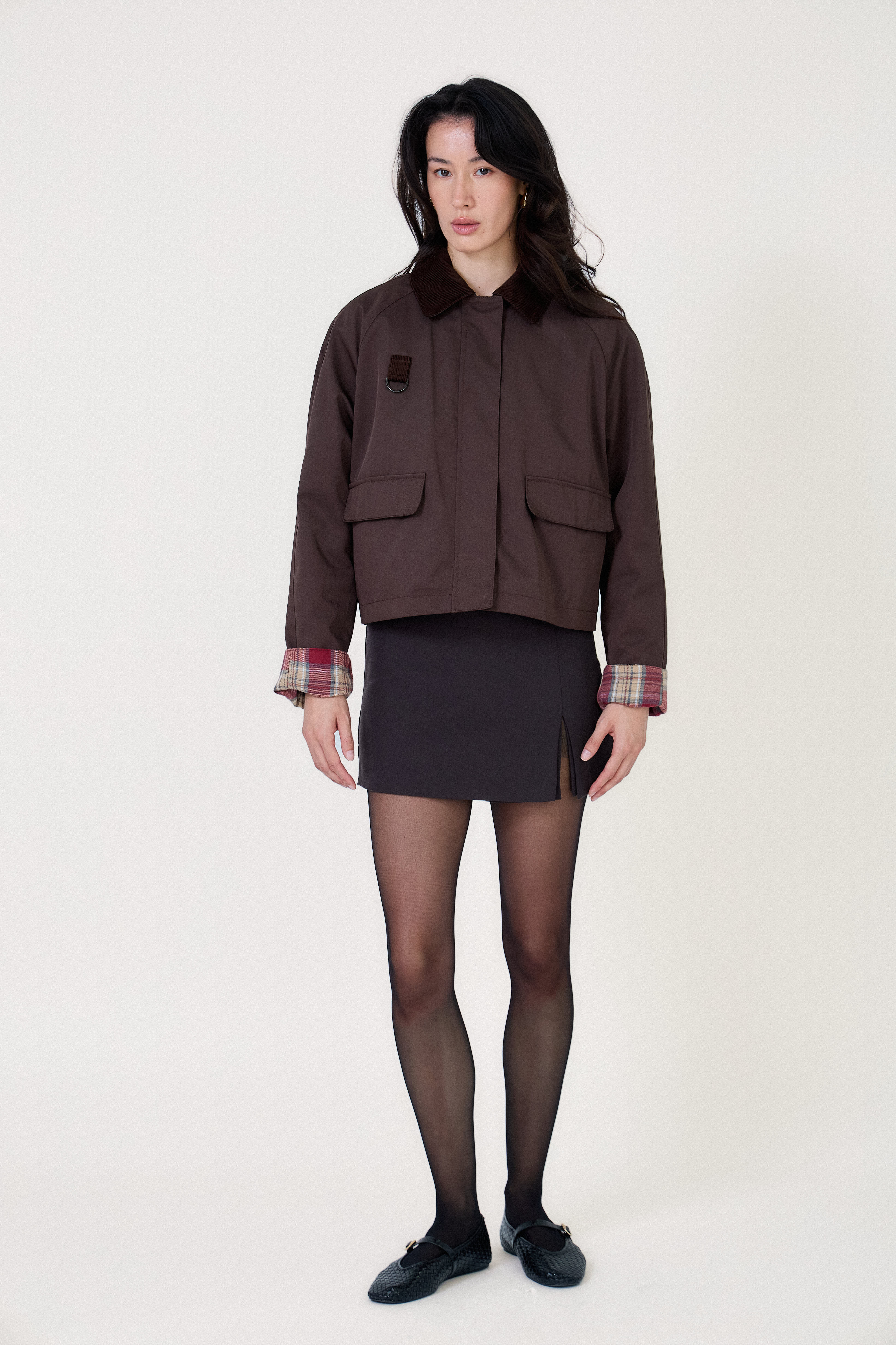 Veste MALOU courte marron Escandelle – vue de face studio – col en velours côtelé et revers carreaux, style barbour chic - idéal automne
#couleur_choco