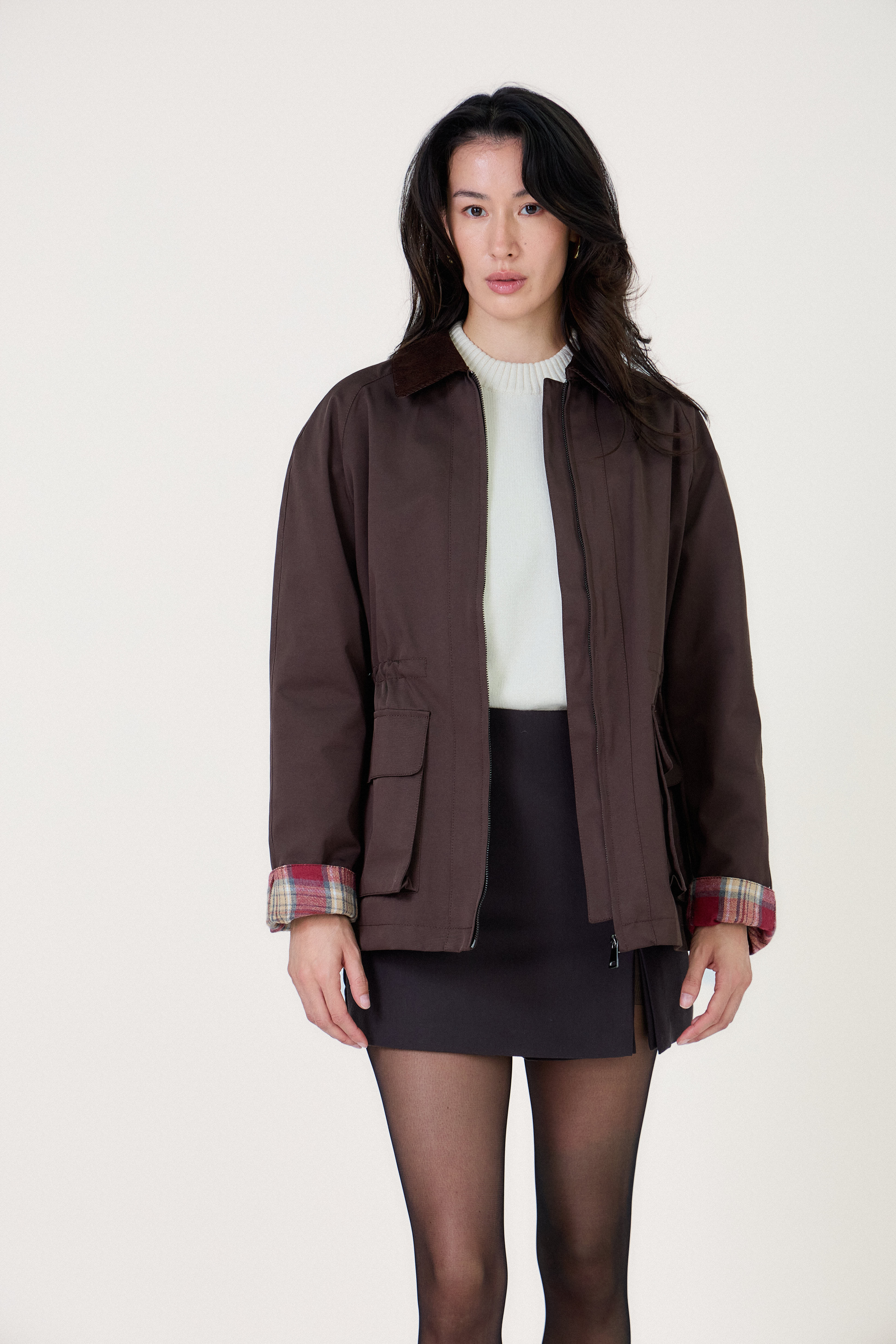 Veste Escandelle marron style barbour – vue trois-quarts – look automne chic avec doublure à carreaux
#couleur_choco