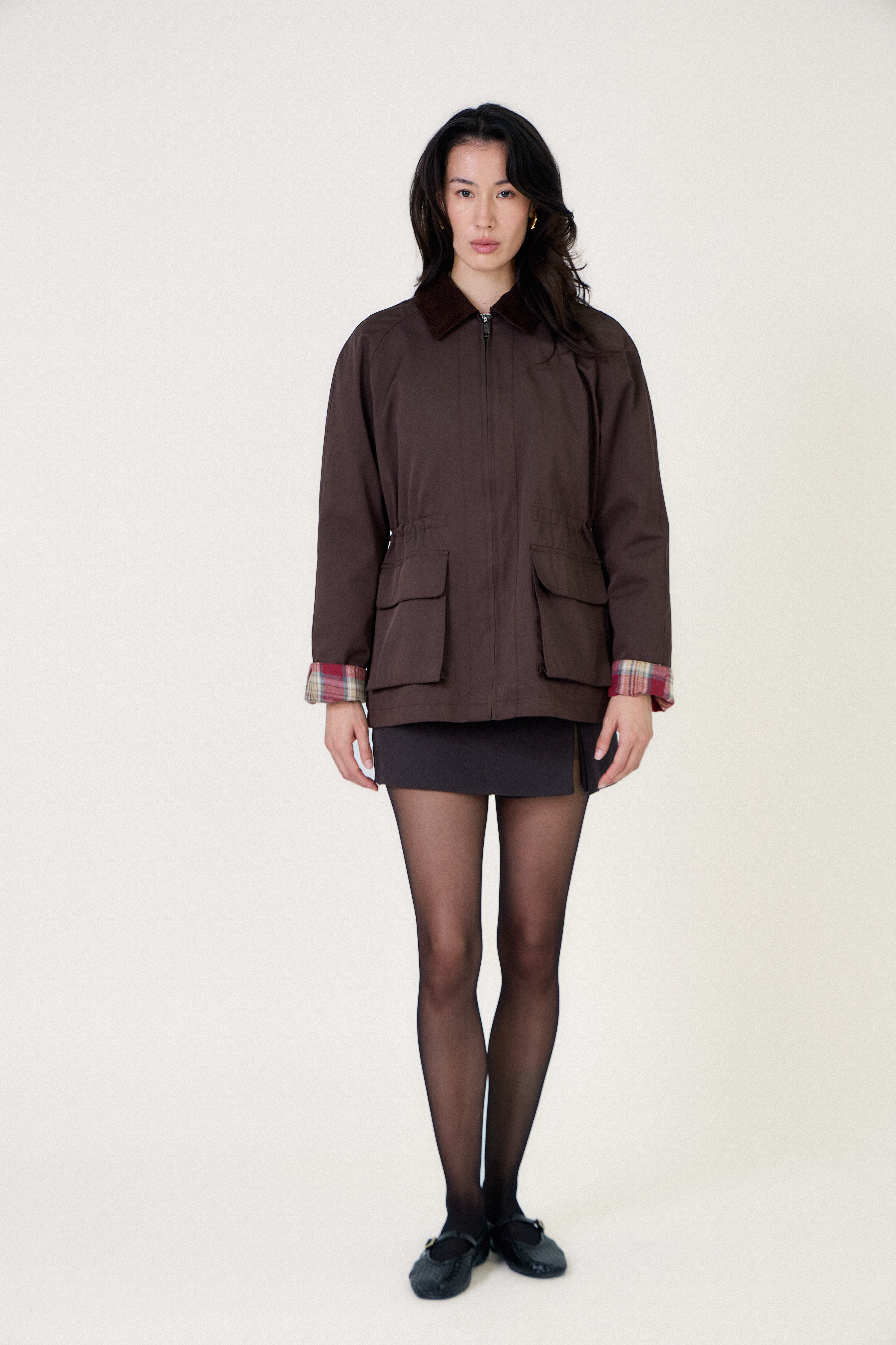 Mannequin femme portant veste style barbour marron - Chic et simple - automne et hiver idéal - coupe féminine
#couleur_choco