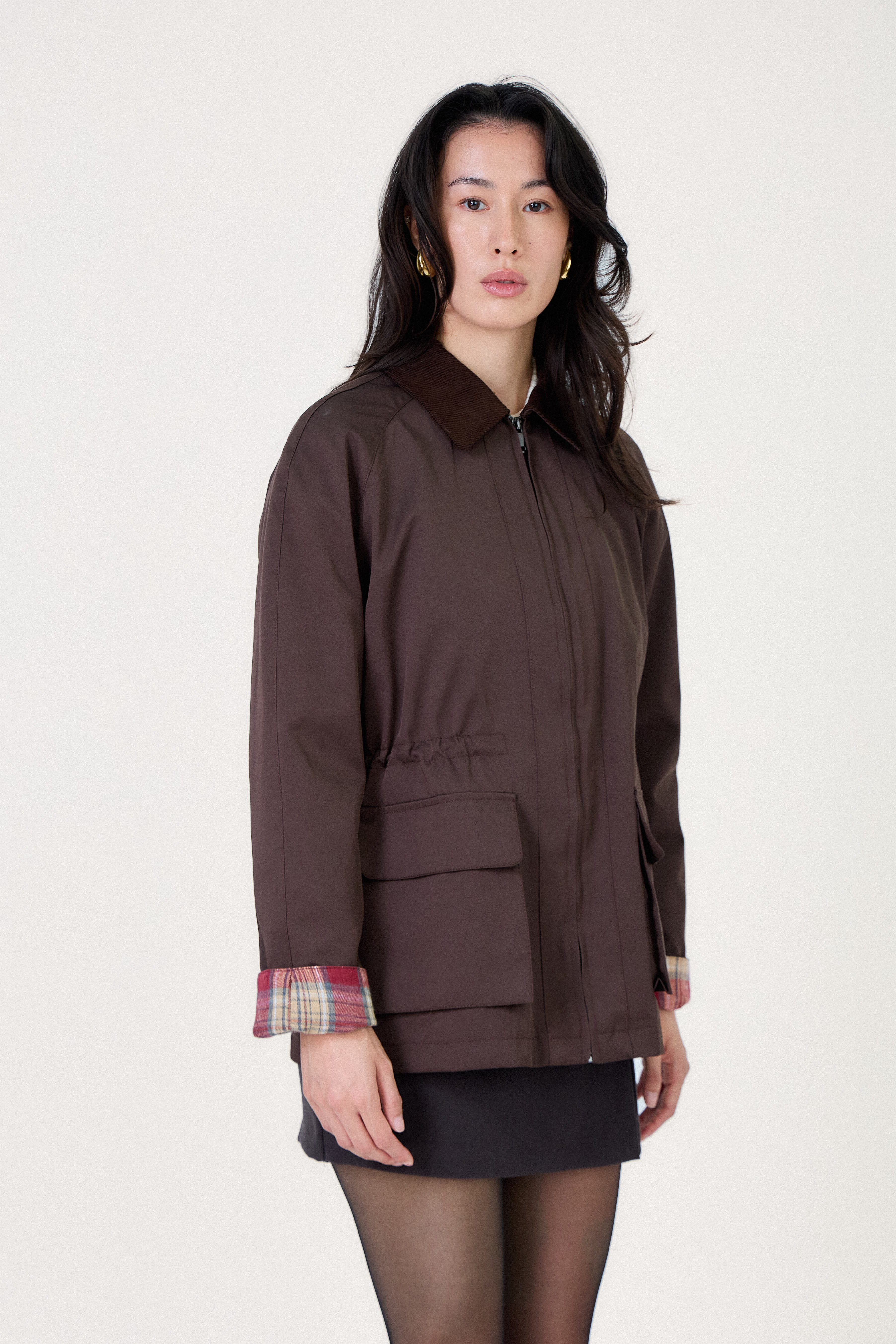 Veste femme Escandelle marron – vue de profil droit – coupe droite et doublure tartan visible
#couleur_choco