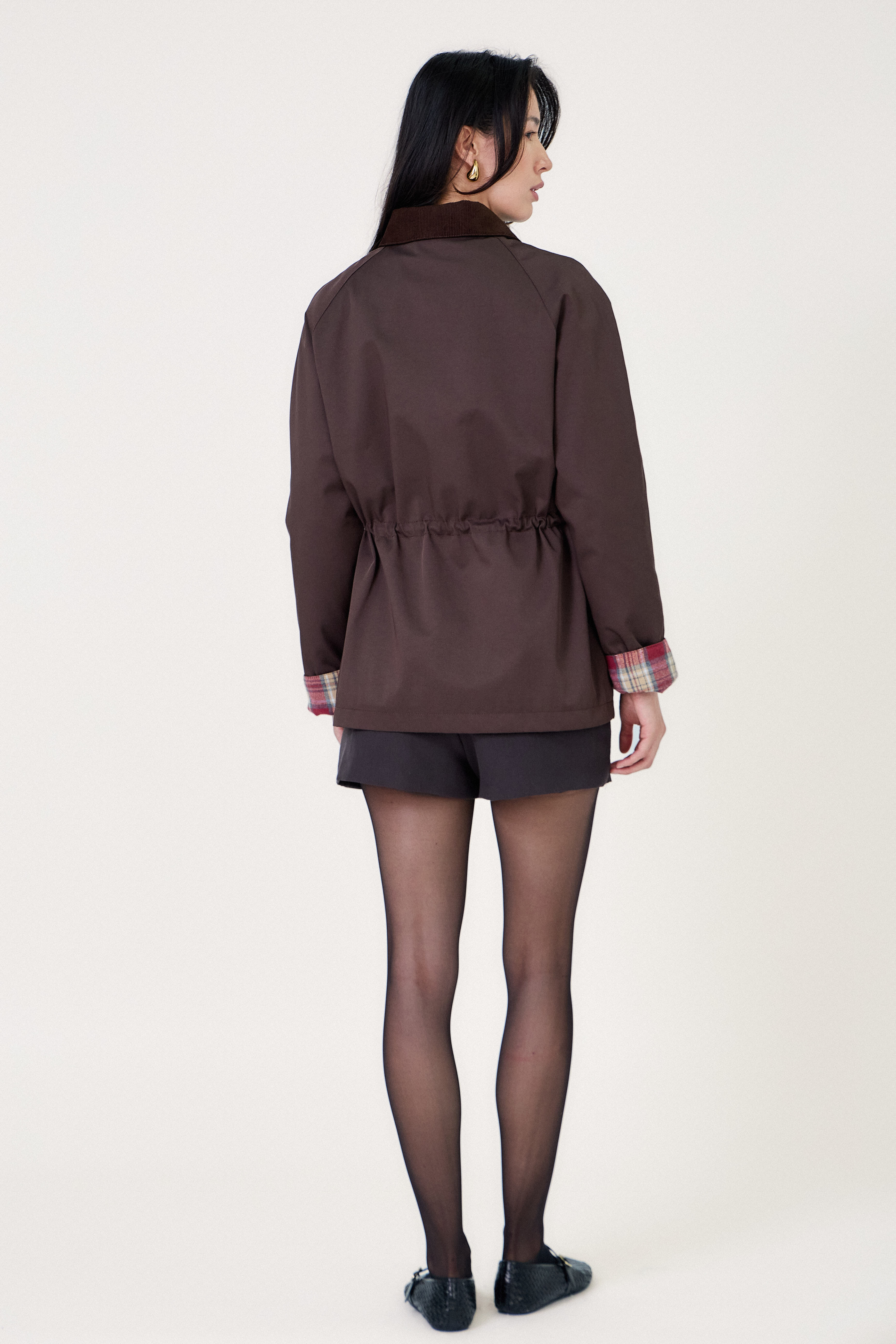 Veste barbour femme Escandelle – vue de dos – matière déperlante et coupe droite élégante - resserage autour de la taille
#couleur_choco