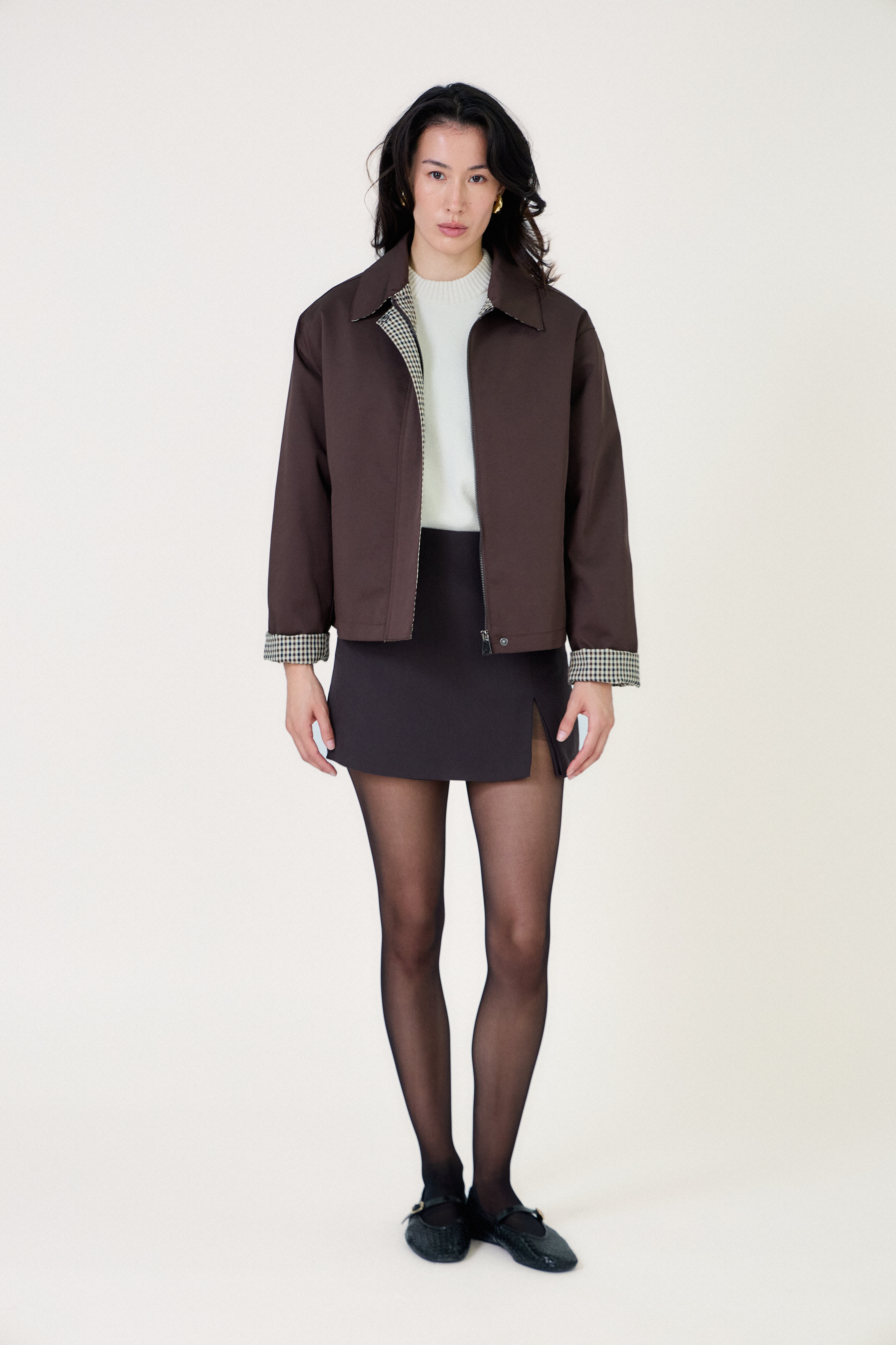 Veste courte JOE Escandelle chocolat – vue de face – col chemise et revers à petits carreaux pour un style chic
#couleur_choco