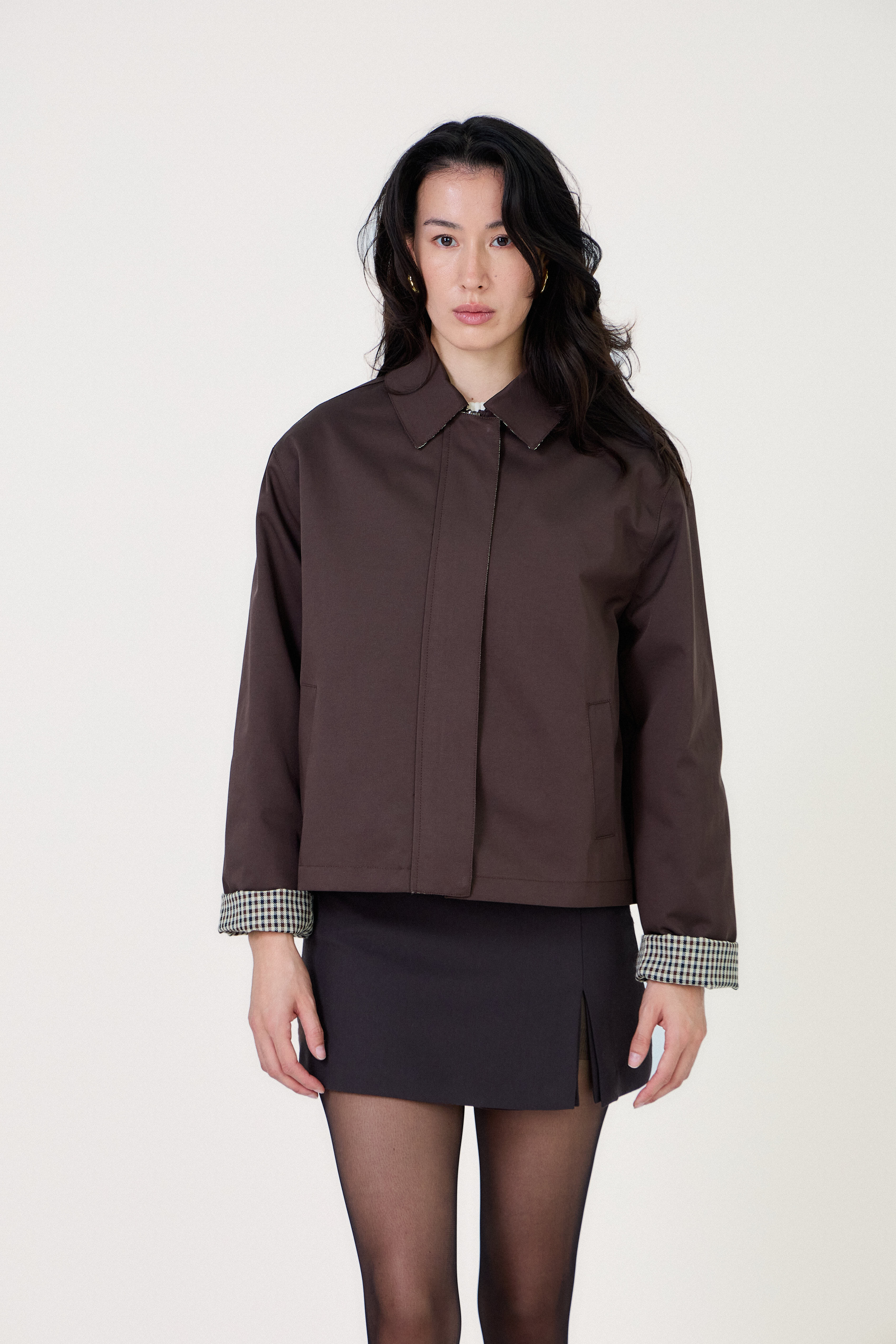 Veste courte JOE Escandelle chocolat – vue trois-quarts – look chic parisien automne
#couleur_choco