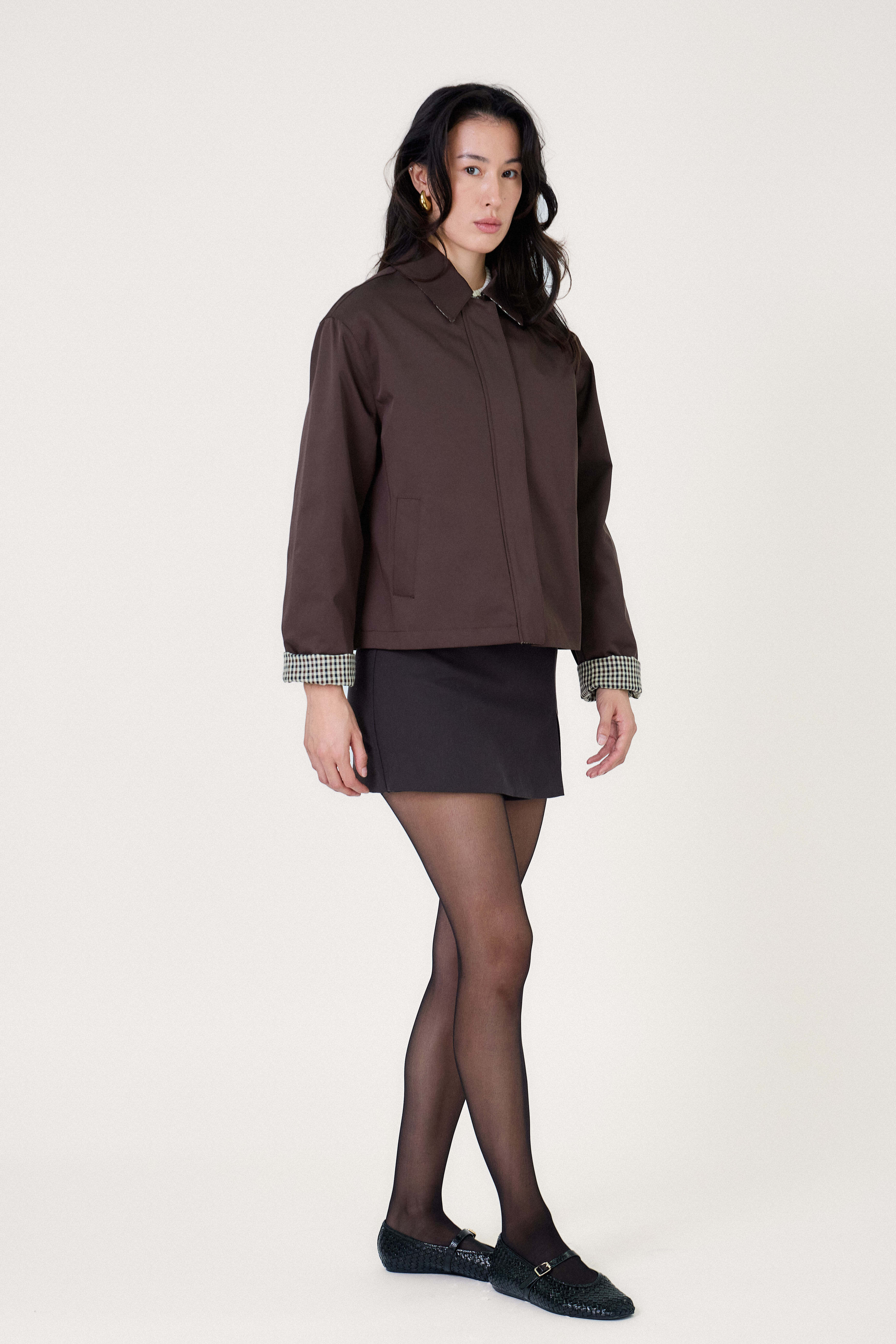 Veste courte Escandelle chocolat – vue de profil droit – col chemise et revers à carreaux élégants
#couleur_choco