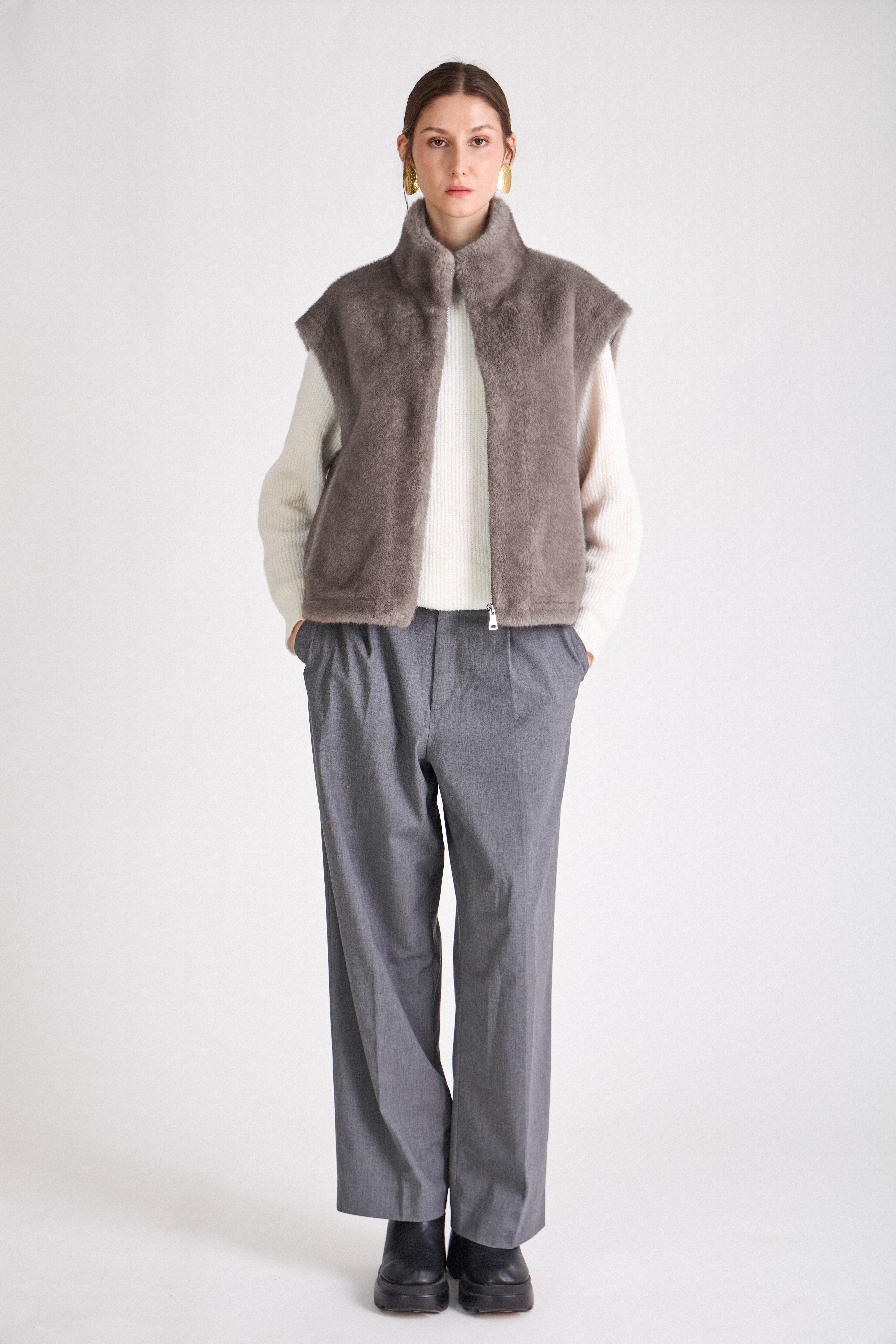 Gilet HELOÏSE Escandelle en fausse fourrure gris, coupe droite sans manches et col montant chic
#couleur_gris