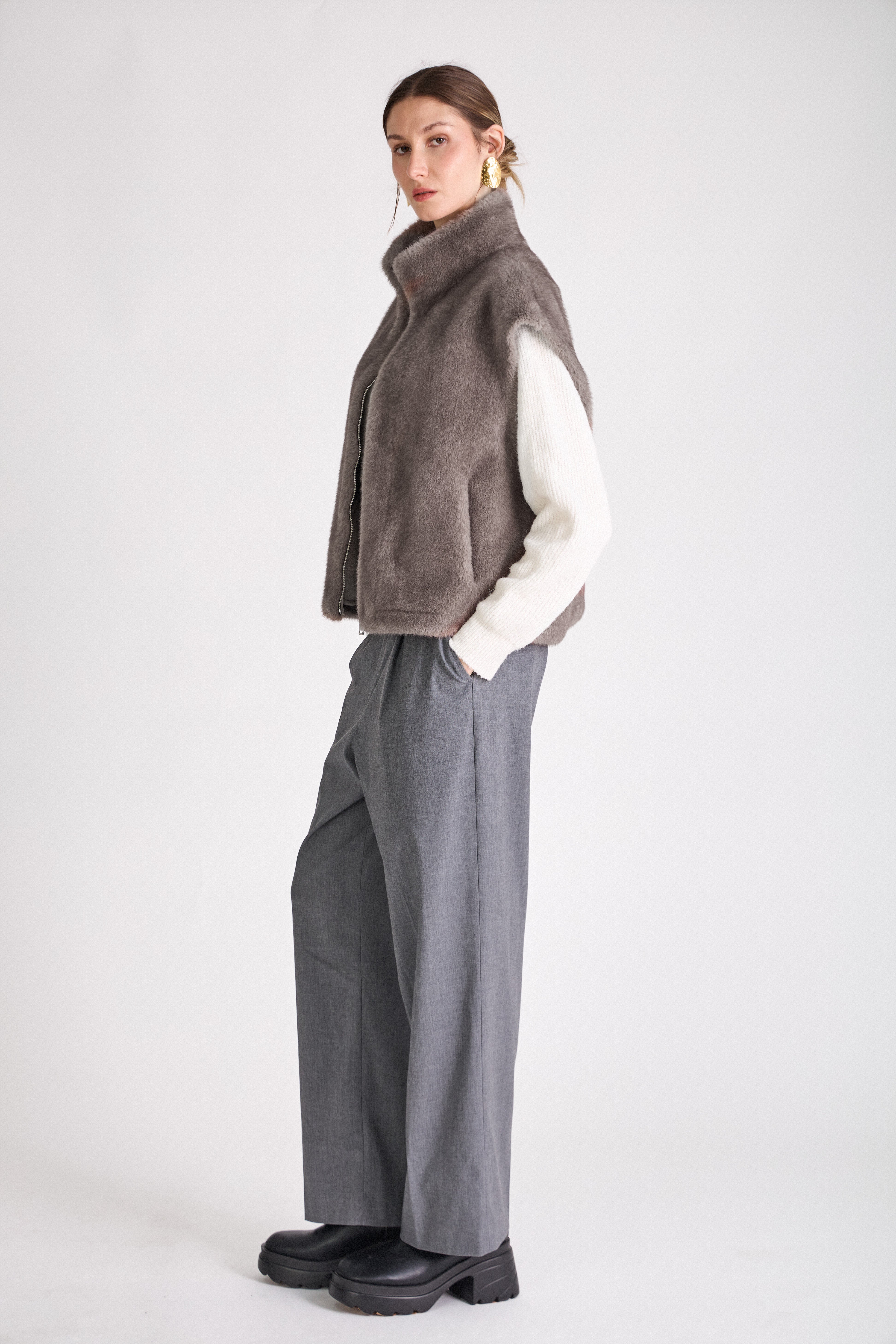 Gilet sans manches HELOÏSE Escandelle – texture douce en fausse fourrure gris – silhouette élégante
#couleur_gris