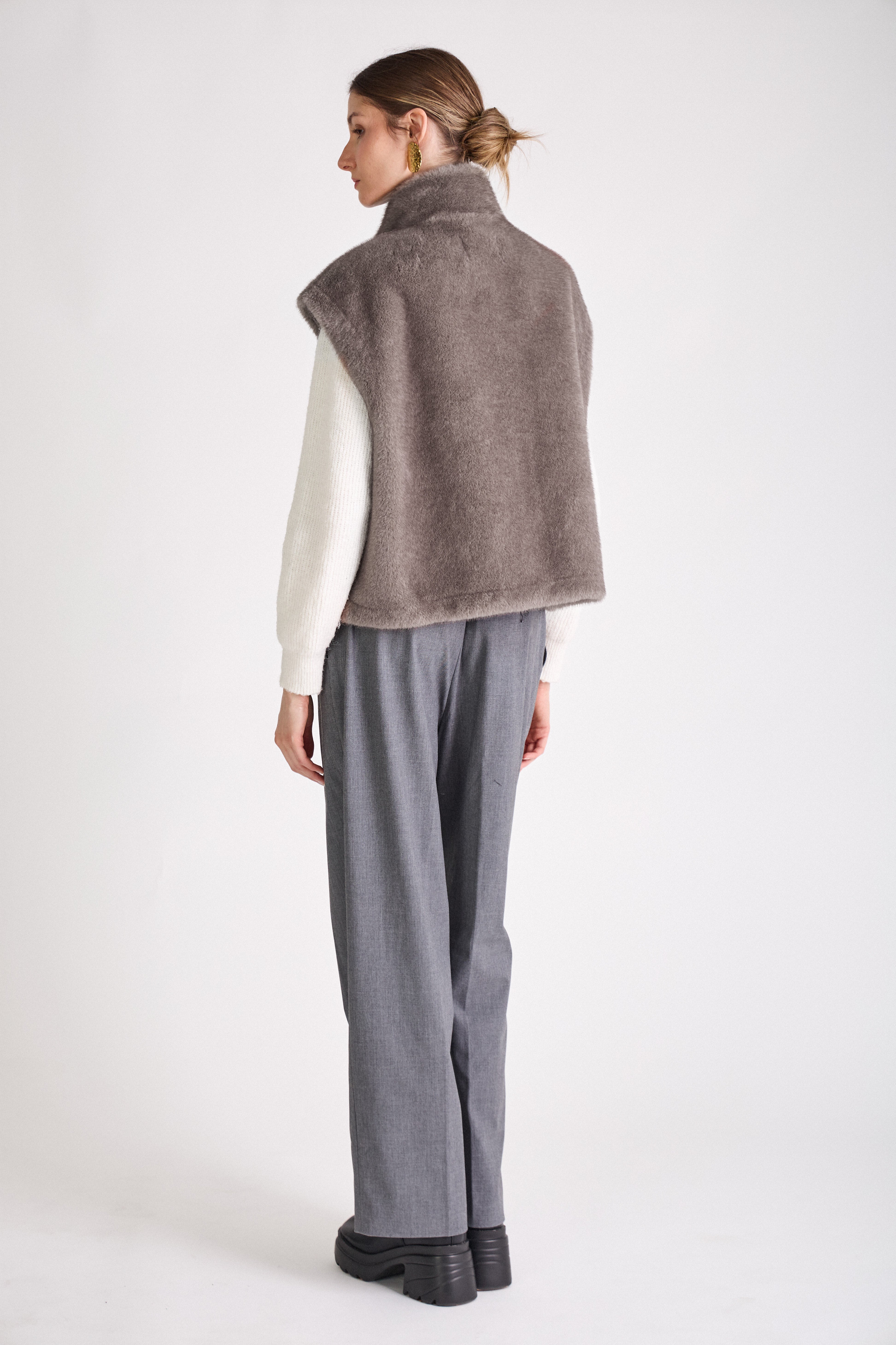 Gilet HELOÏSE Escandelle – dos fluide et matière douce en fausse fourrure gris haut de gamme
#couleur_gris