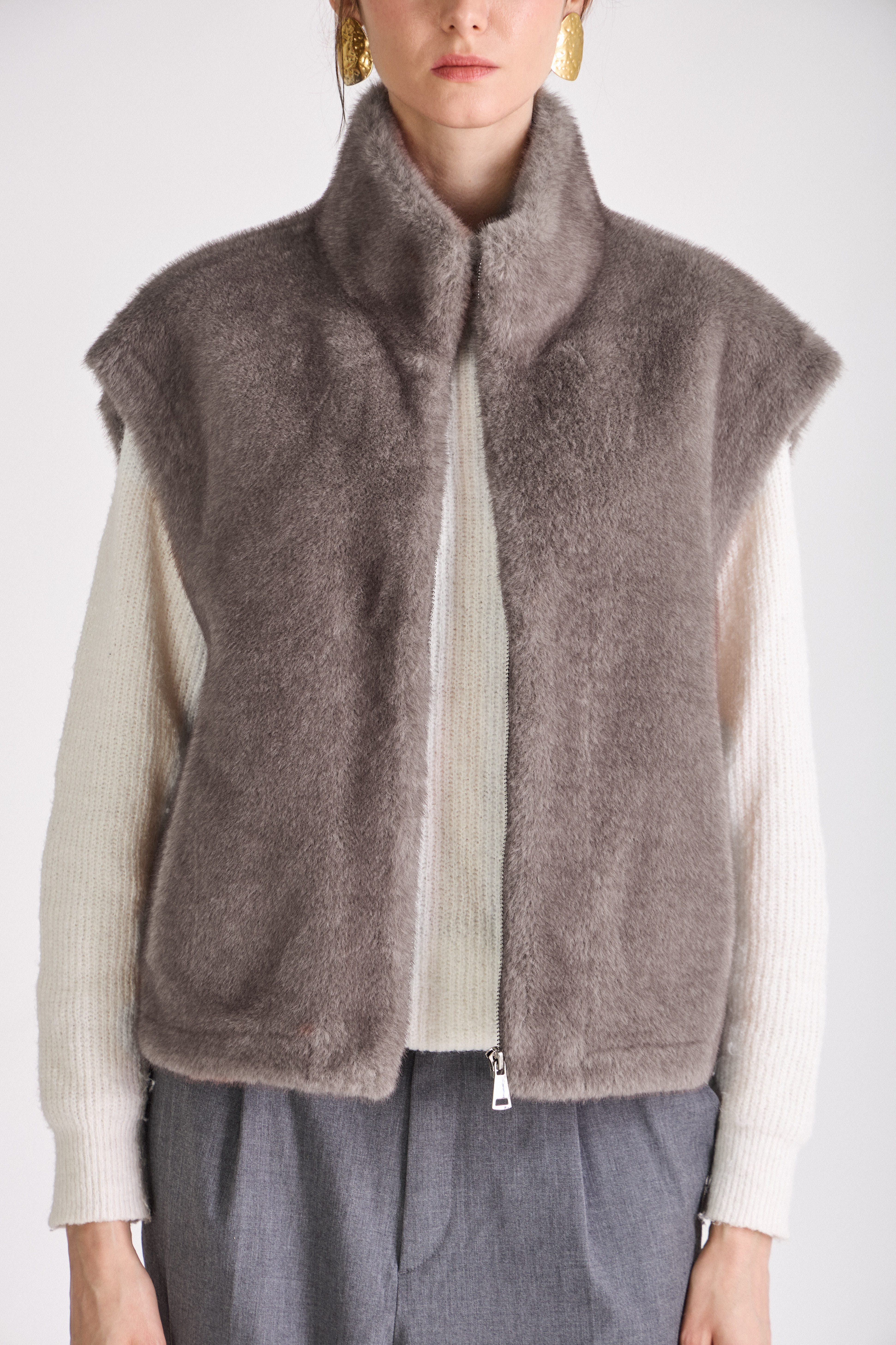 Zoom gilet HELOÏSE Escandelle – texture fausse fourrure gris, toucher doux et luxueux
#couleur_gris