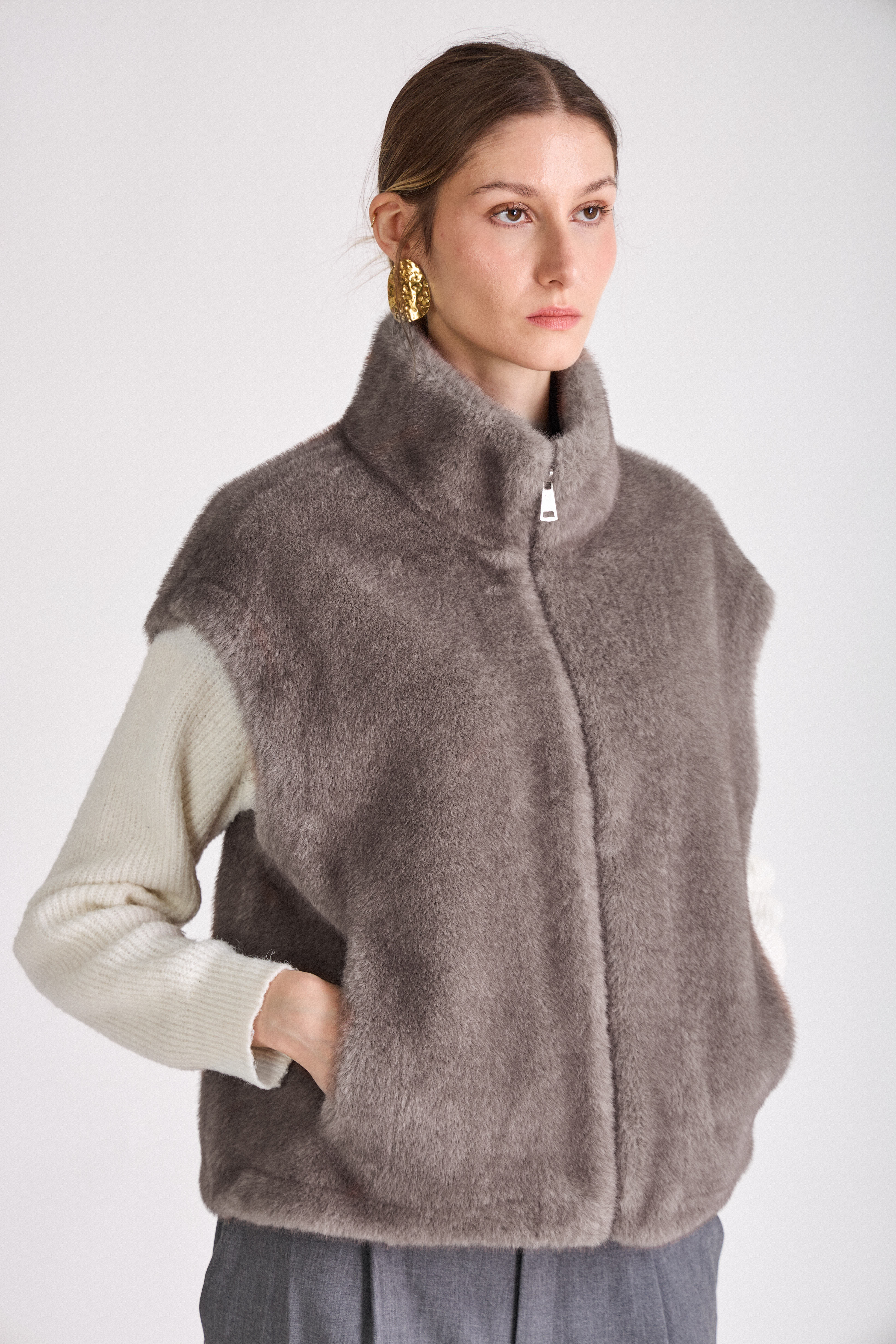 Gilet HELOÏSE Escandelle – coupe droite moderne, fausse fourrure gris et finitions raffinées
#couleur_gris