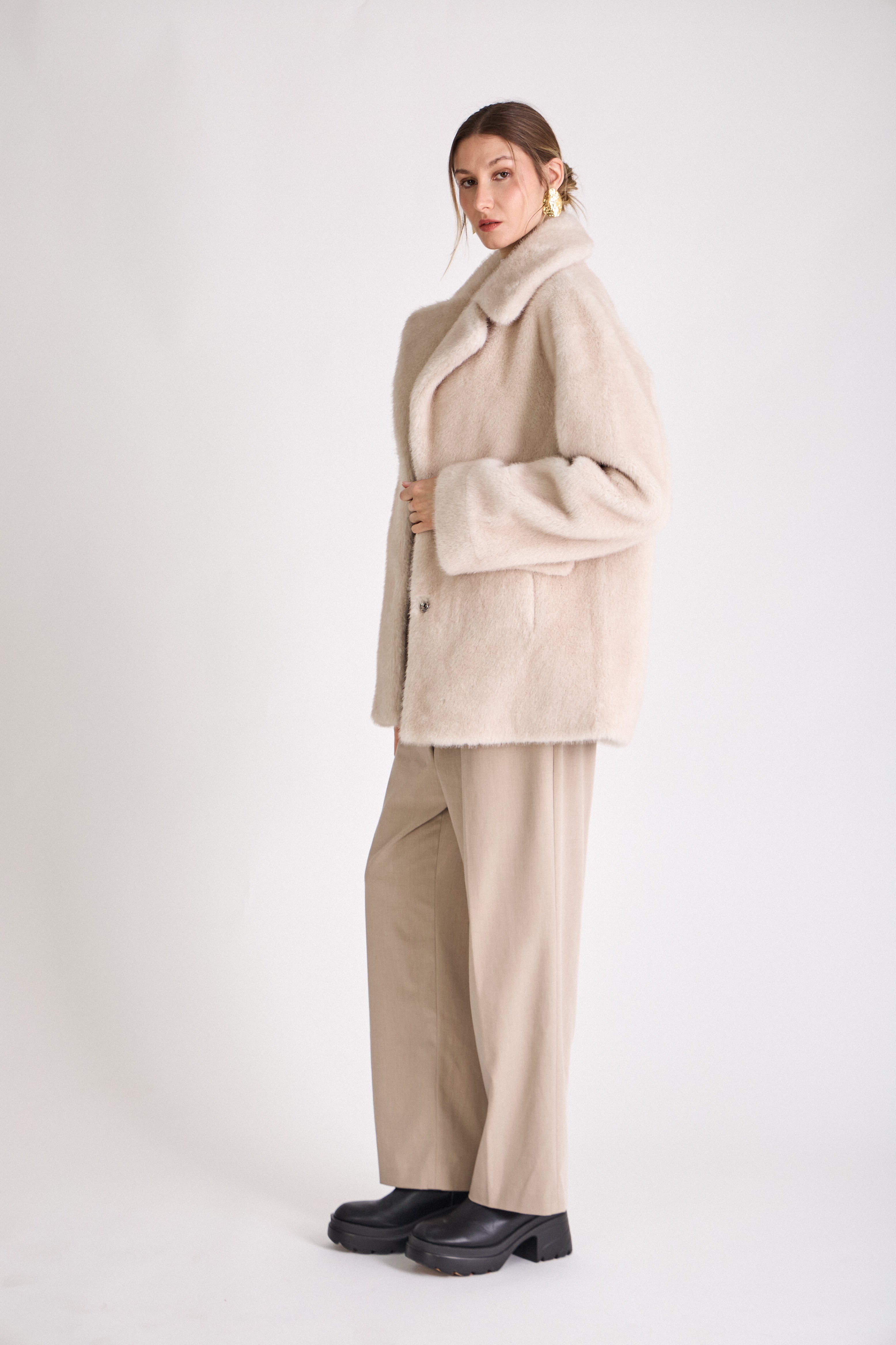 Blazer JESSIE en fausse fourrure écru, coupe droite, col tailleur large, porté par un modèle femme
#couleur_écru