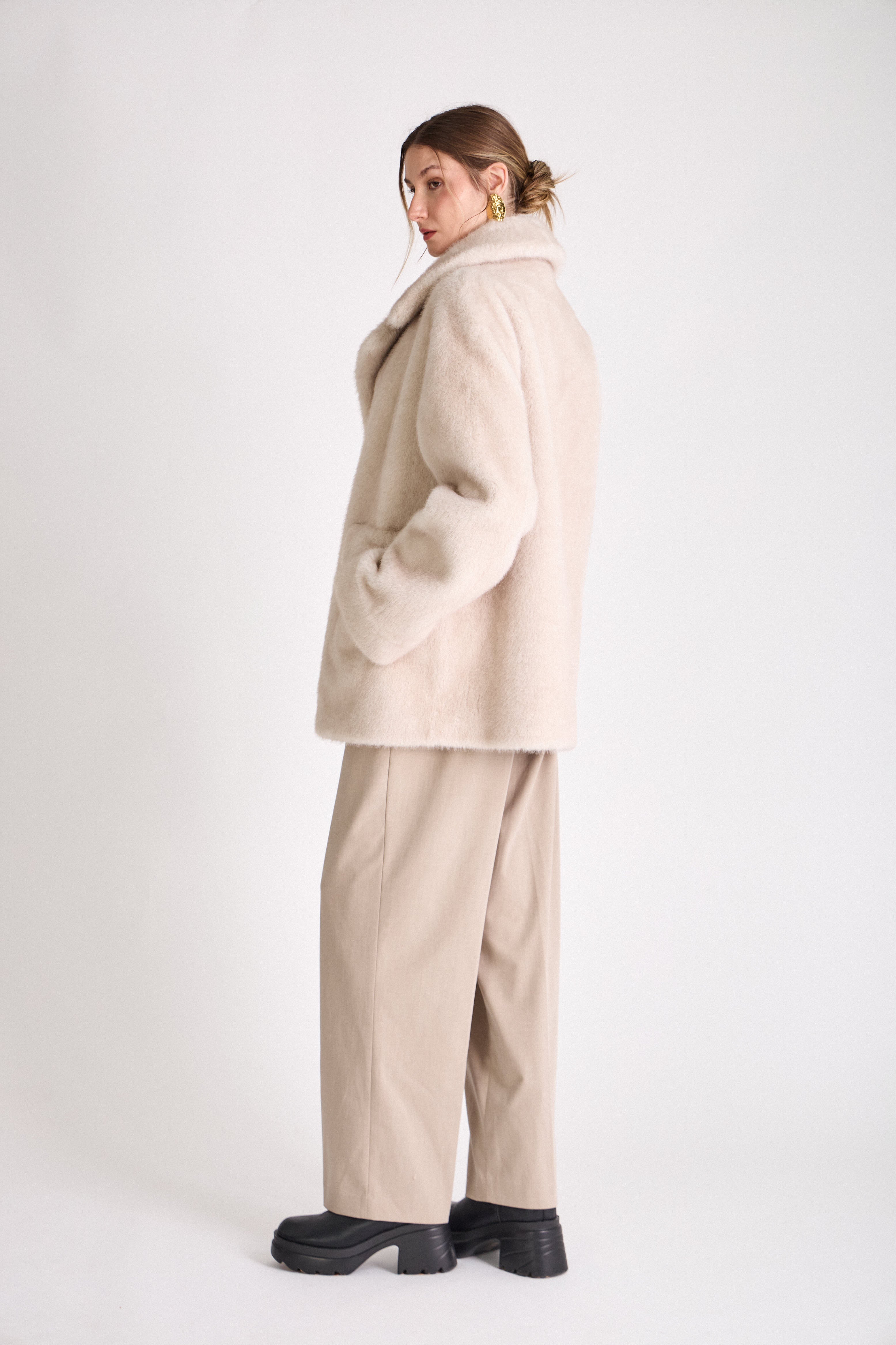 Blazer JESSIE en fausse fourrure écru, coupe droite, col tailleur large, porté par un modèle femme
#couleur_écru