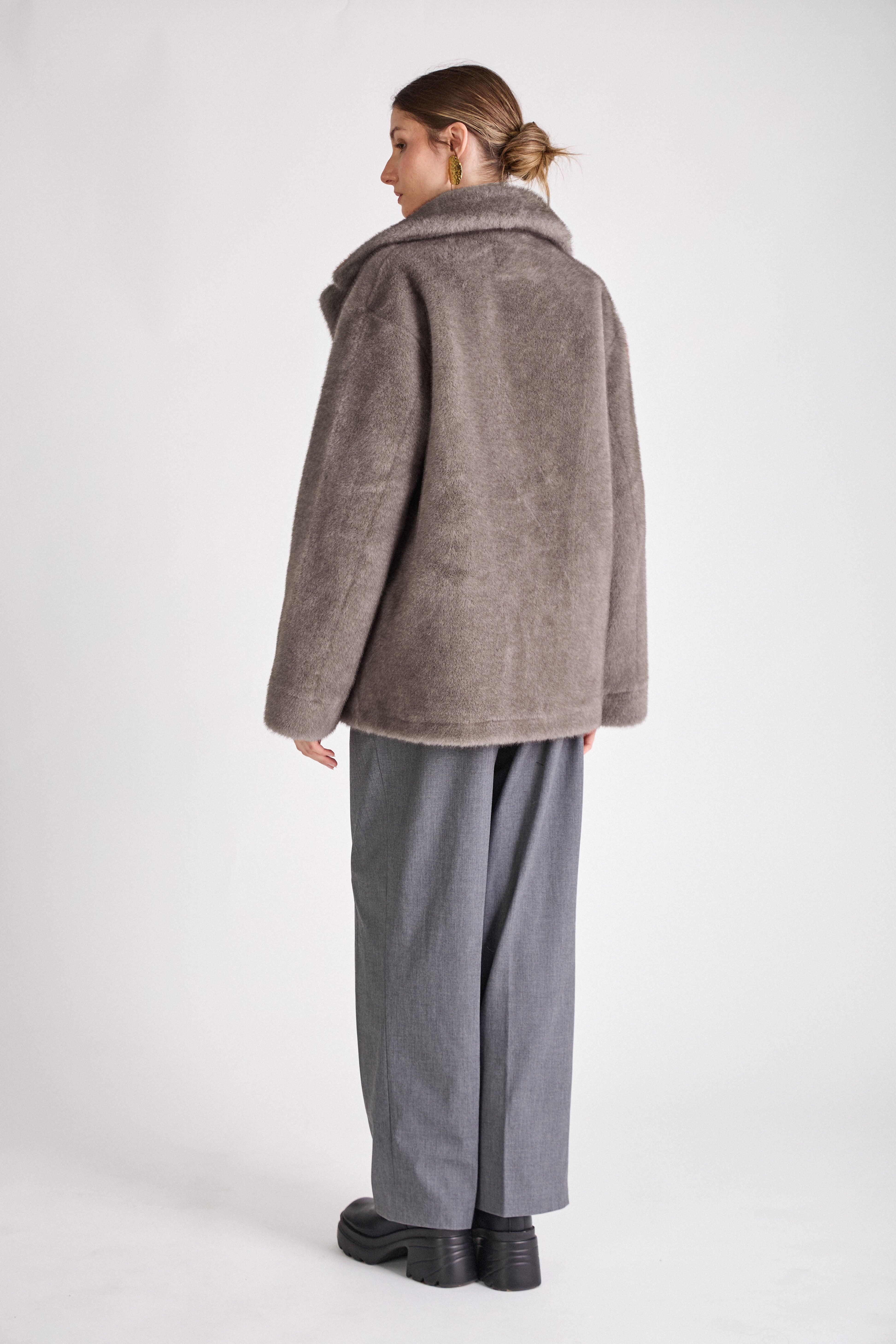 Blazer JESSIE en fausse fourrure gris, coupe droite, col tailleur large, porté par un modèle femme
#couleur_gris