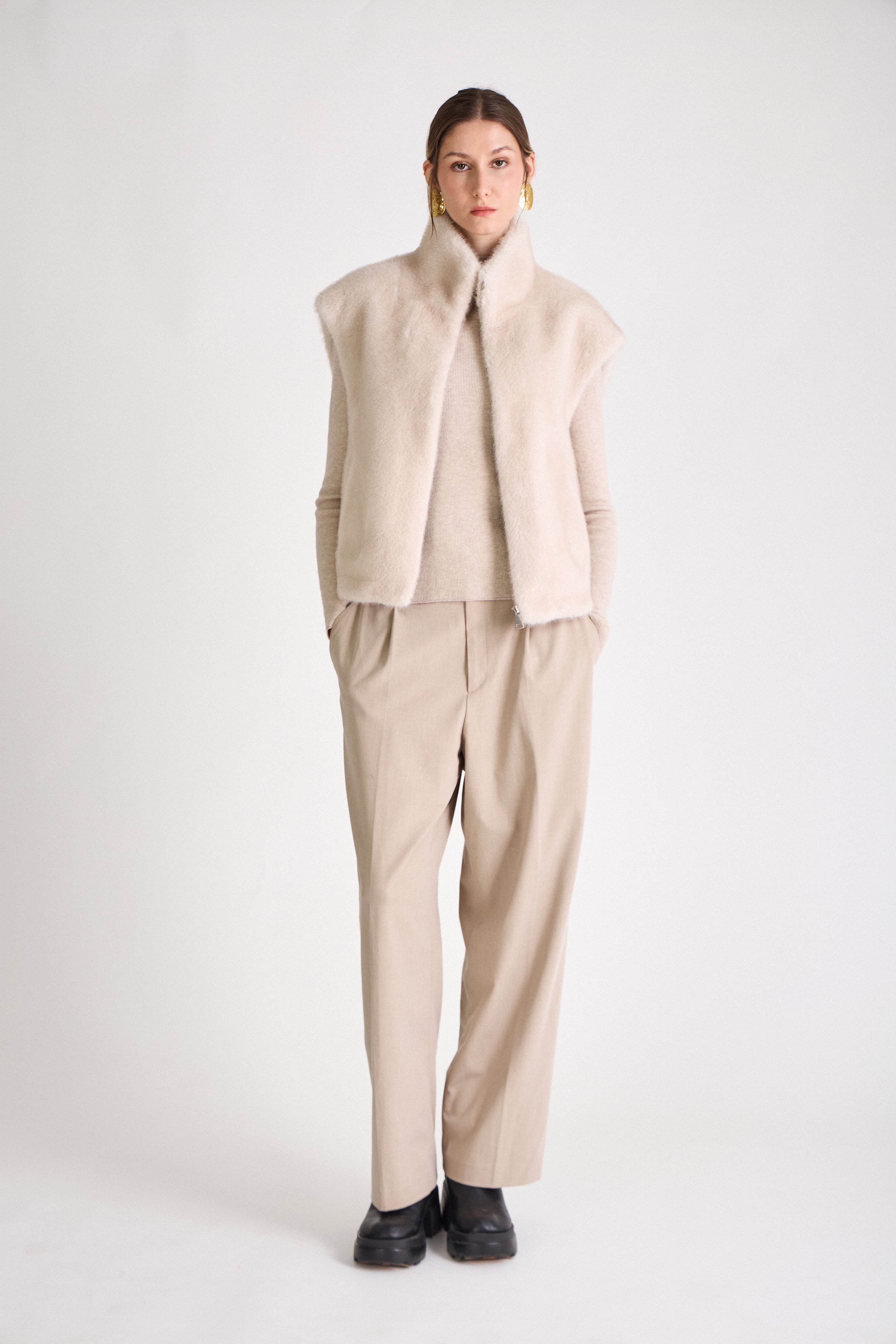 Gilet HELOÏSE Escandelle en fausse fourrure écru, coupe droite sans manches et col montant chic
#couleur_écru