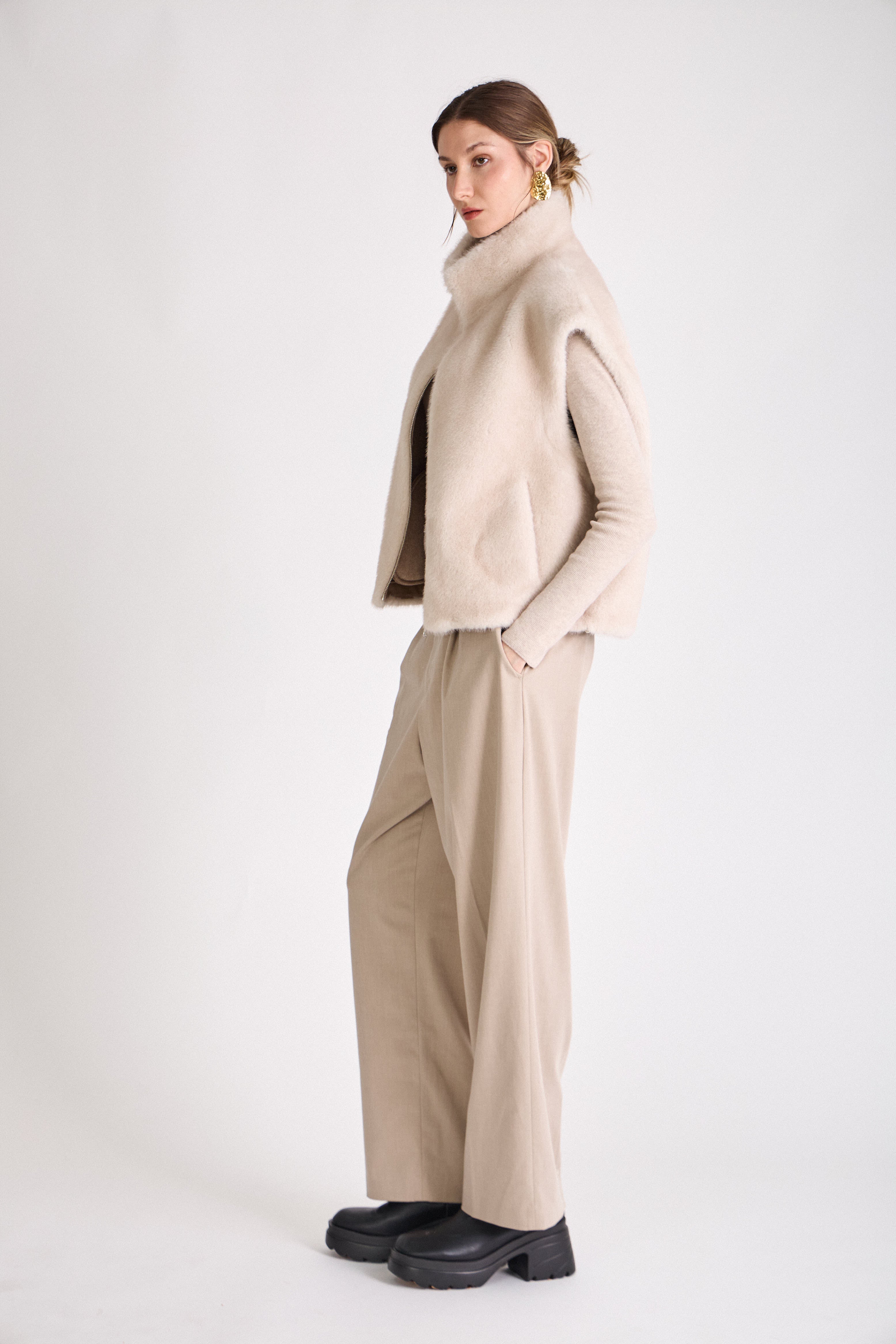 Gilet HELOÏSE Escandelle – dos fluide et matière douce en fausse fourrure écru haut de gamme
#couleur_écru