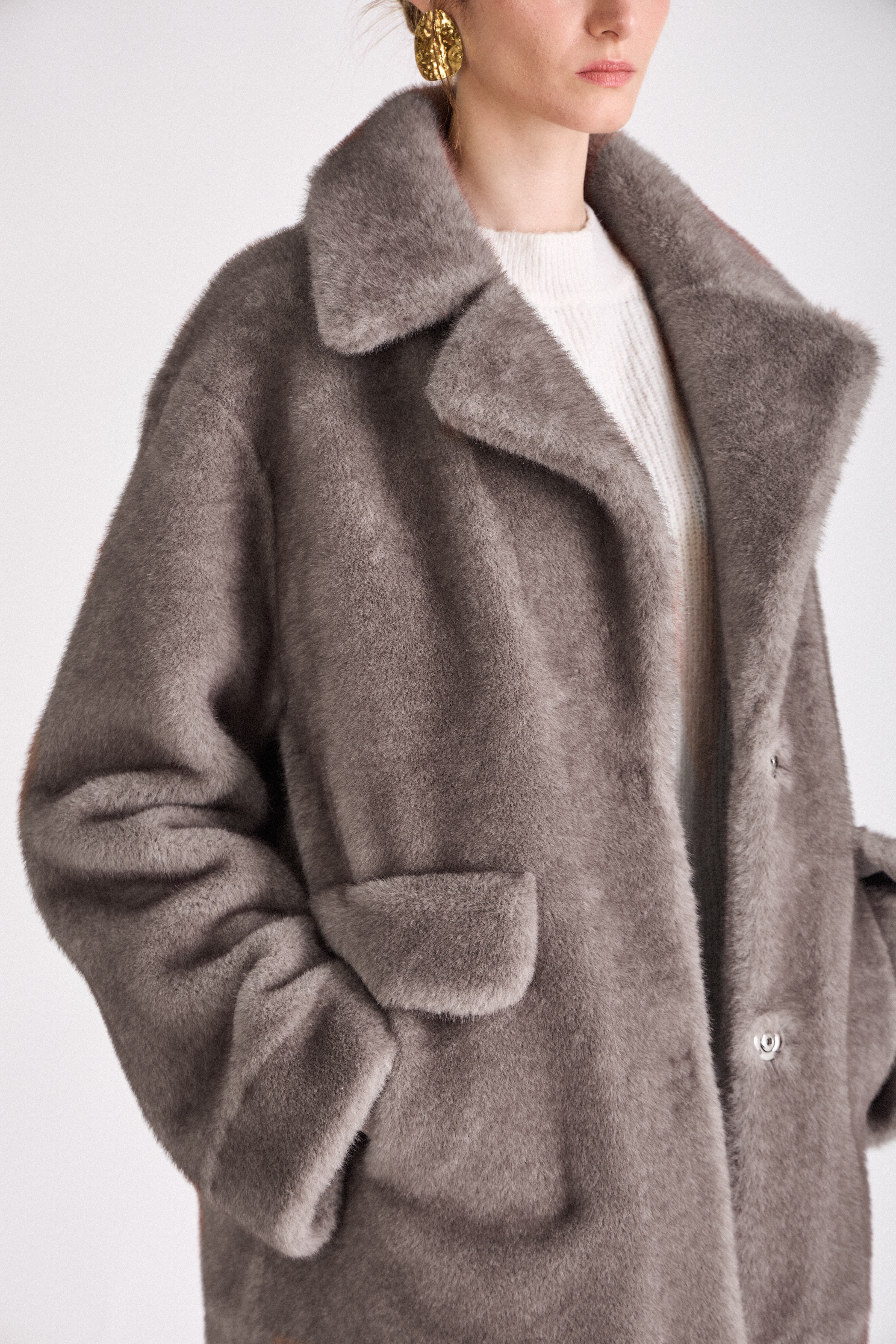 Blazer JESSIE en fausse fourrure gris, coupe droite, col tailleur large, porté par un modèle femme
#couleur_gris