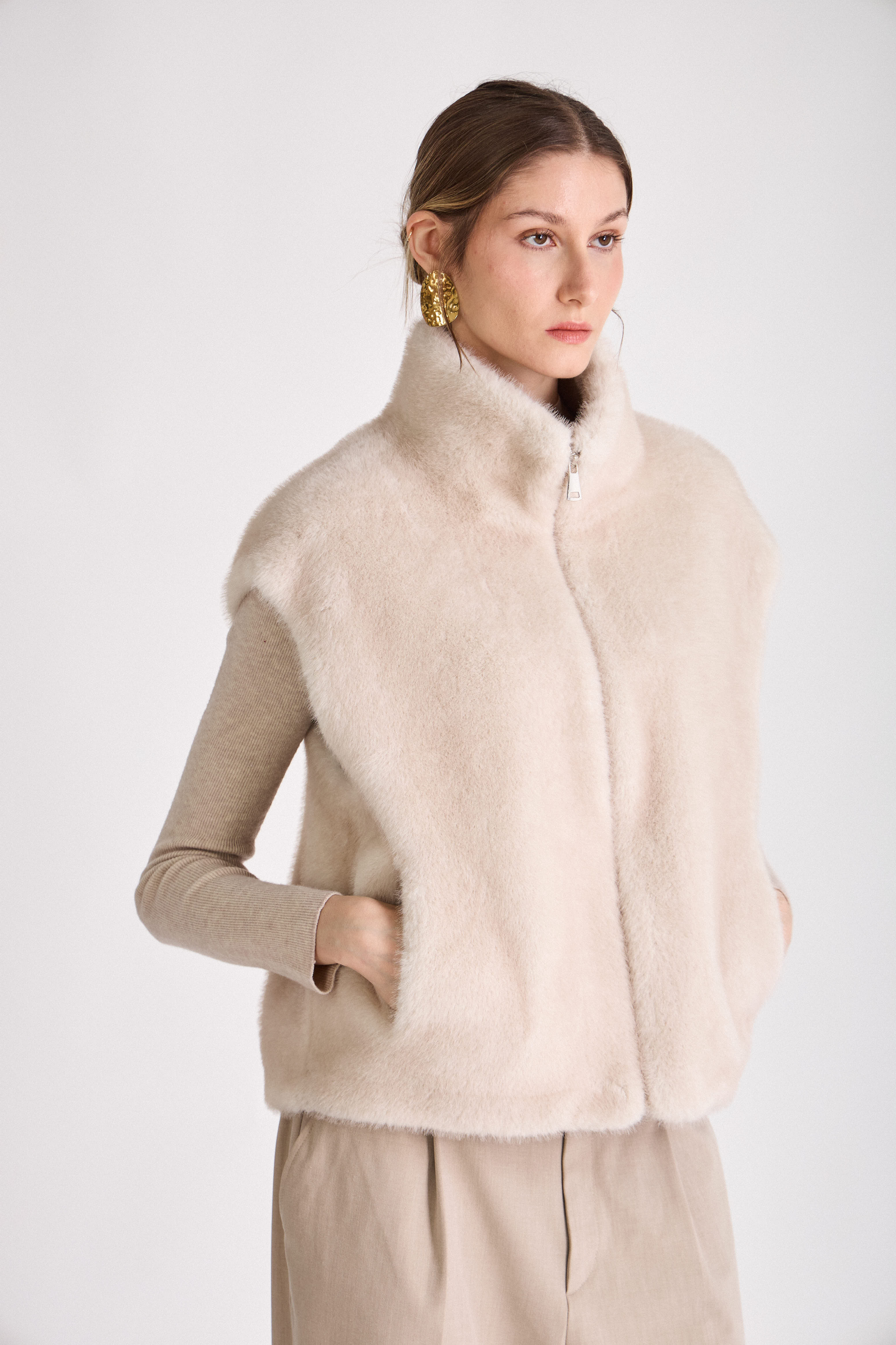 Gilet HELOÏSE Escandelle – coupe droite moderne, fausse fourrure écru et finitions raffinées
#couleur_écru