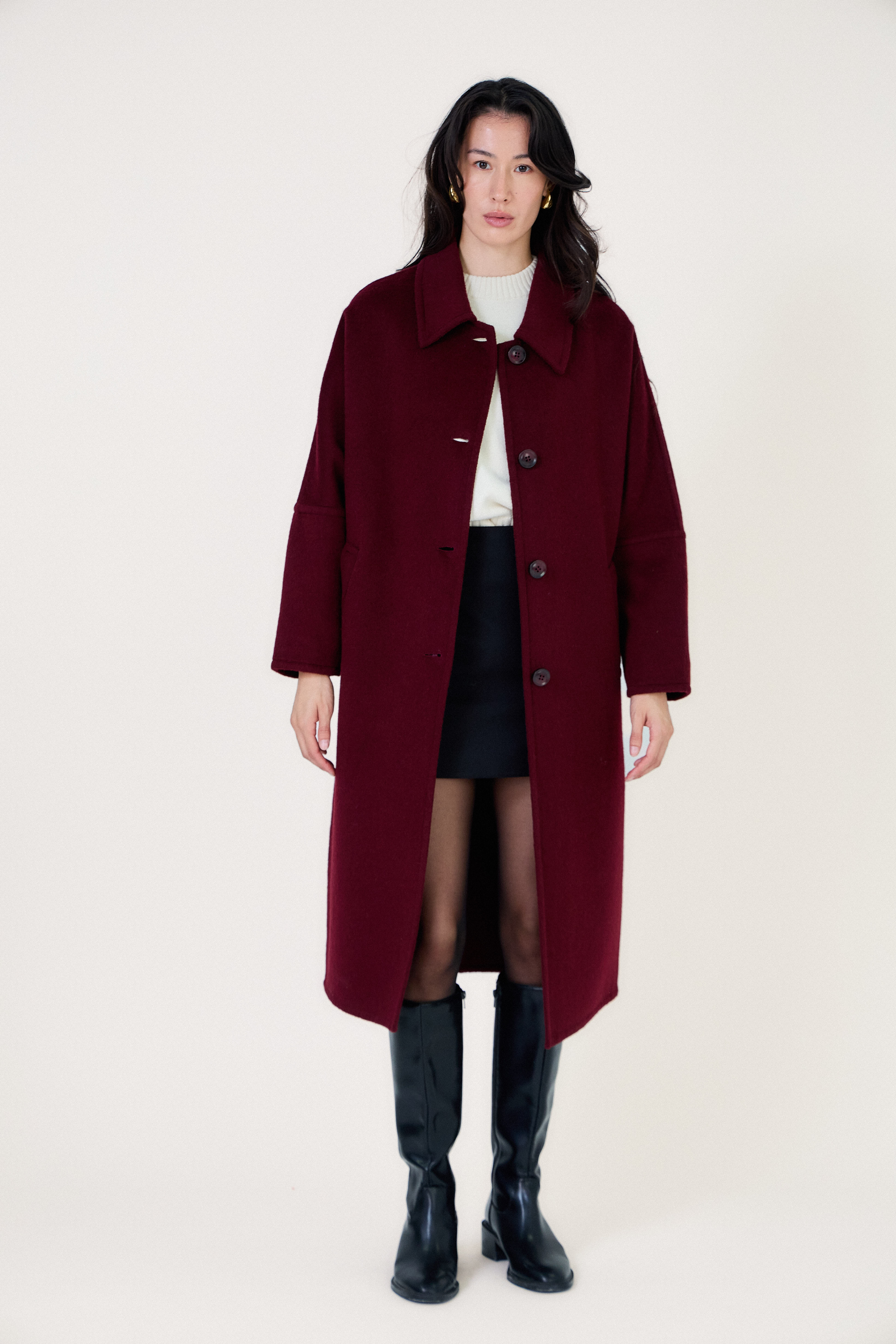 Manteau long femme en laine bordeaux CELESTE, coupe droite et ample, col chemise et poches latérales
#couleur_bordeaux