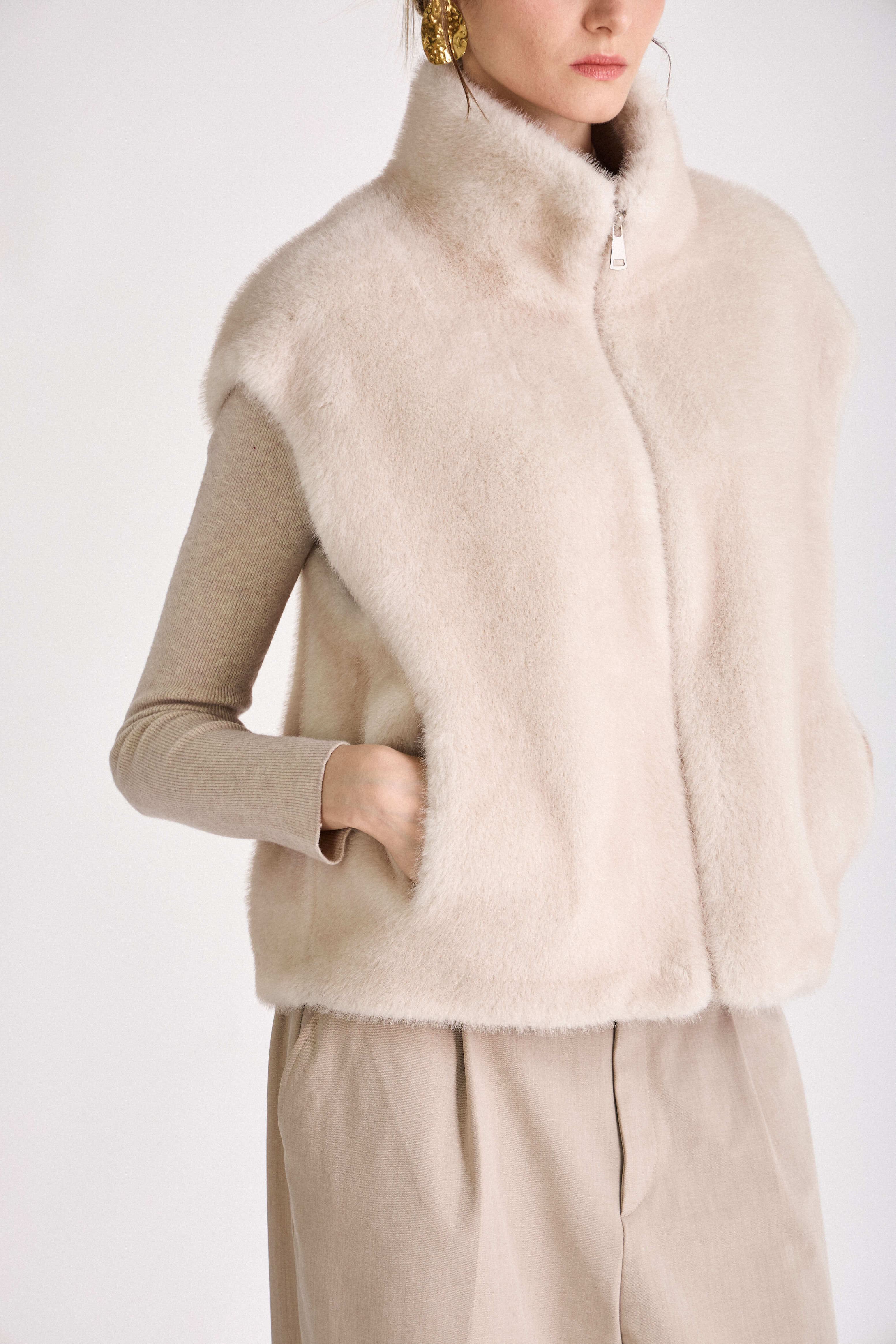 Zoom gilet HELOÏSE Escandelle – texture fausse fourrure écru, toucher doux et luxueux
#couleur_écru