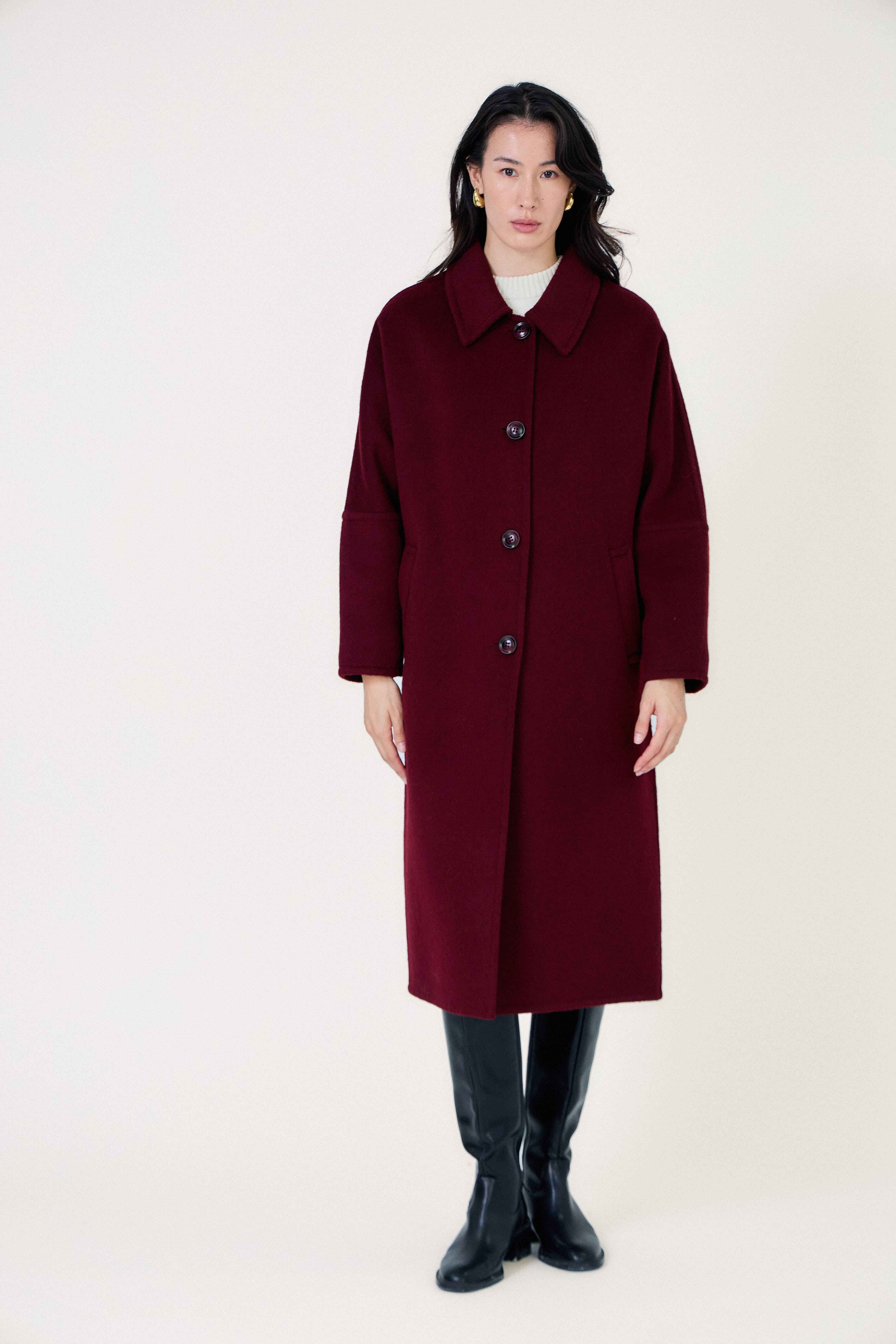 Manteau long femme en laine bordeaux CELESTE, coupe droite et ample, col chemise et poches latérales
#couleur_bordeaux