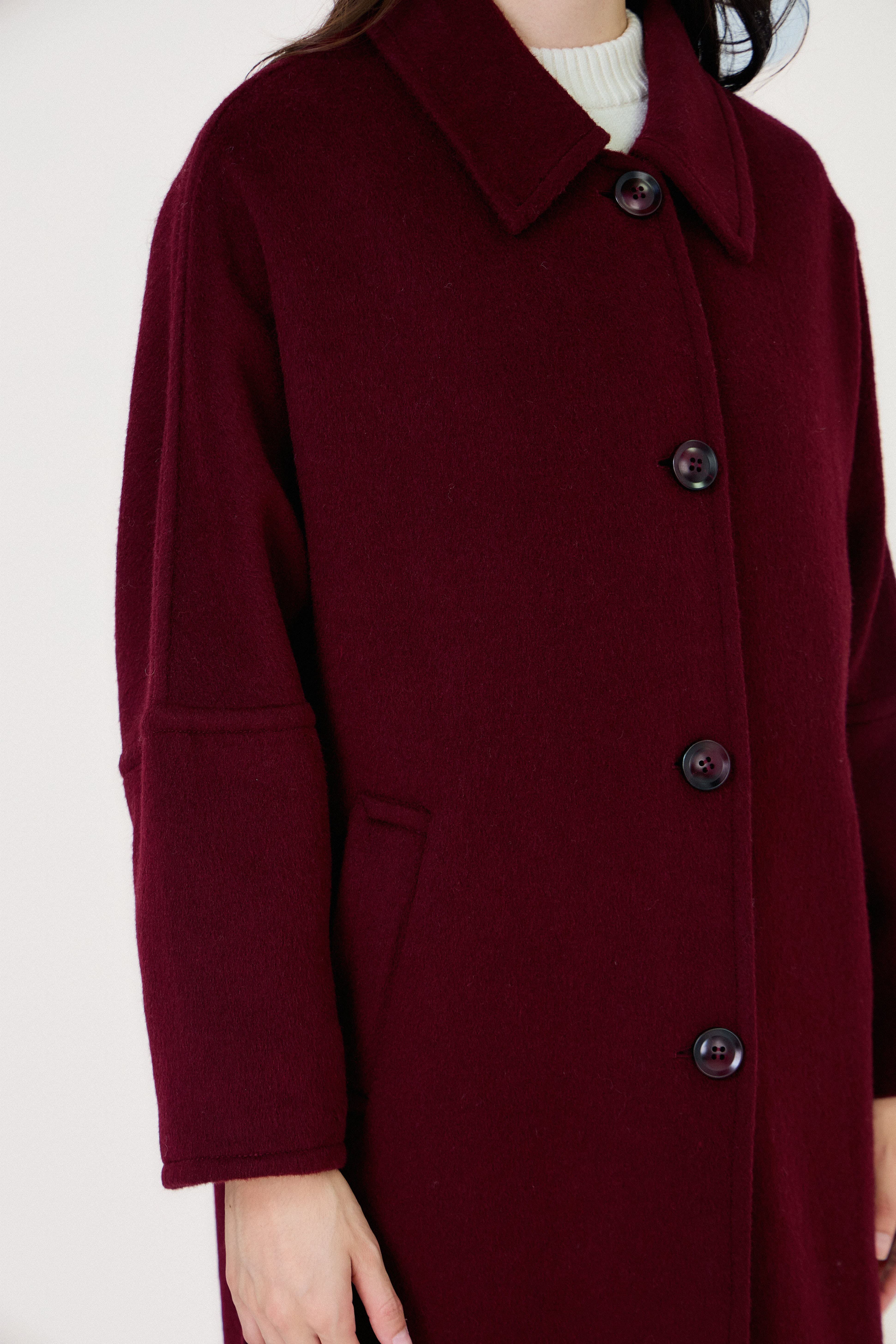 Manteau long femme en laine bordeaux CELESTE, coupe droite et ample, col chemise et poches latérales
#couleur_bordeaux
