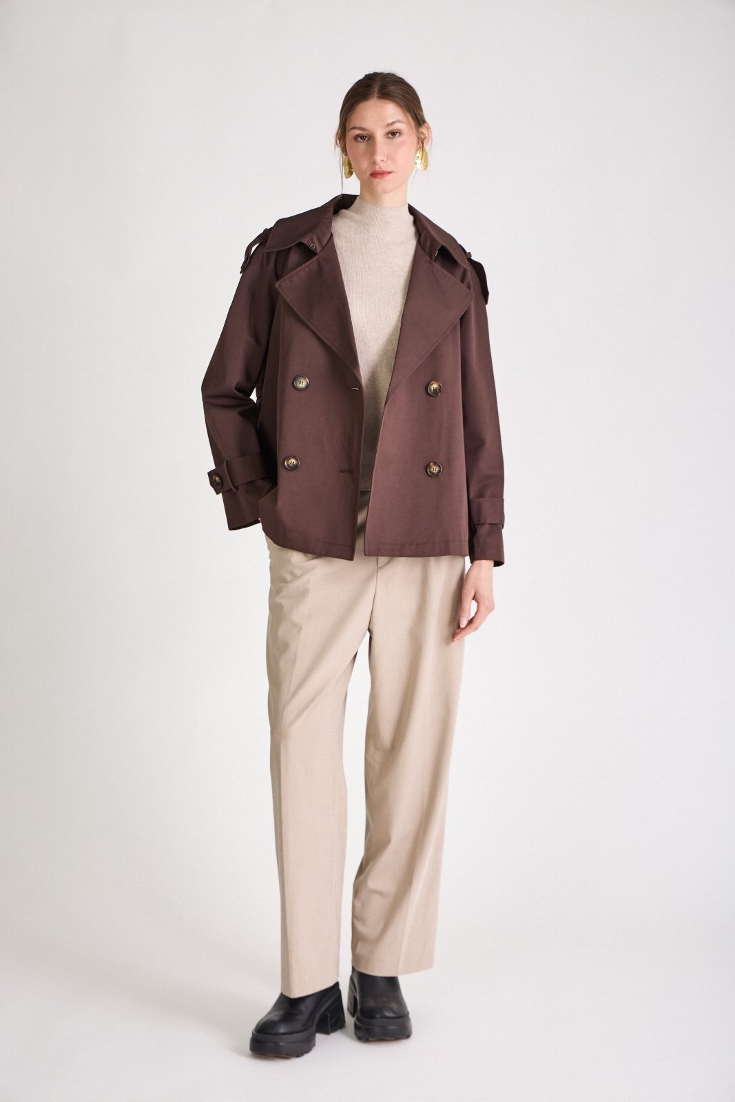 CHARLIZE trench court coton déperlant choco femme - Escandelle Paris (silhouette entière)
#couleur_choco