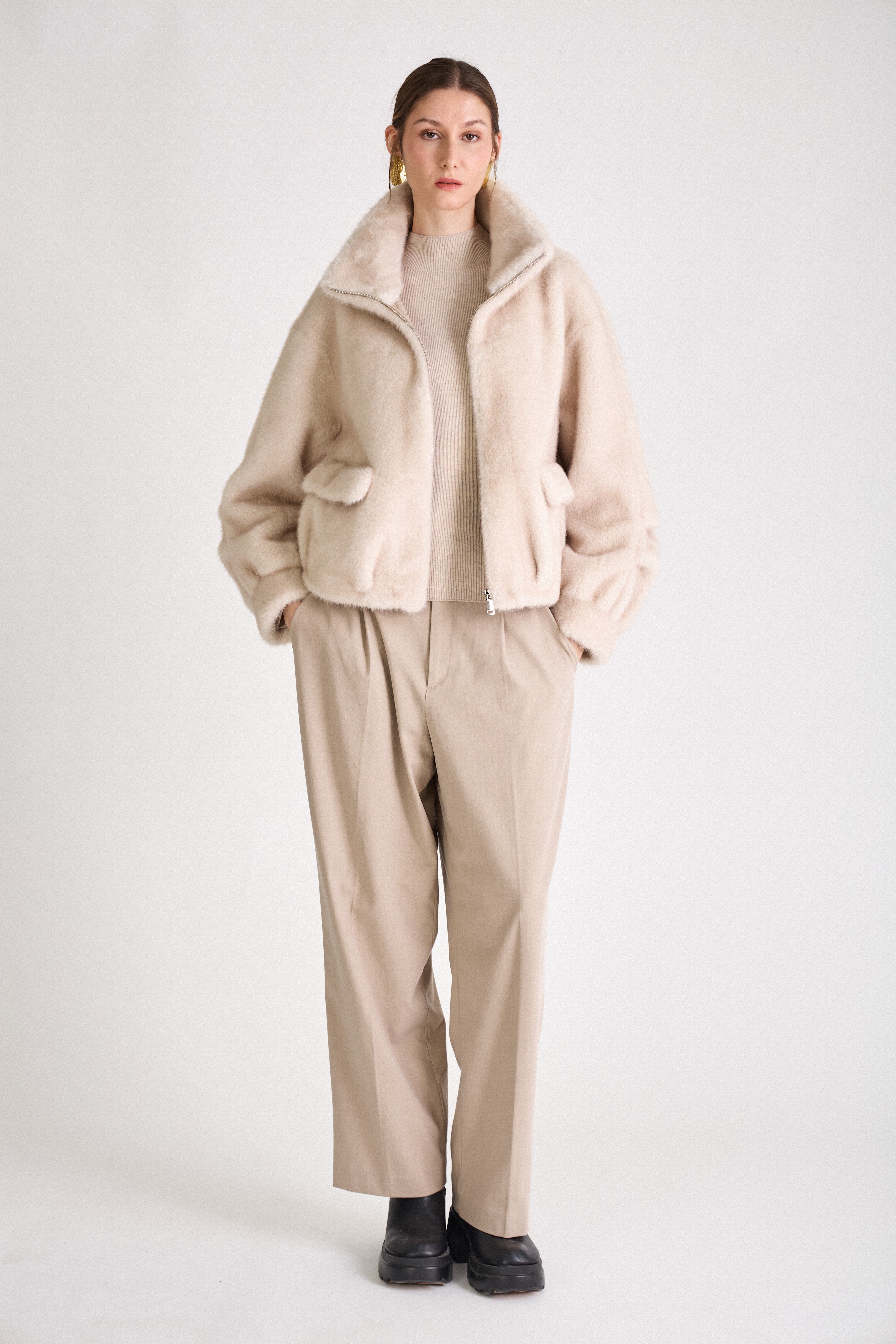 Mannequin femme portant le manteau OLIVIA en fausse fourrure écru/ beige Escandelle – vue studio élégante - col montant
#couleur_écru