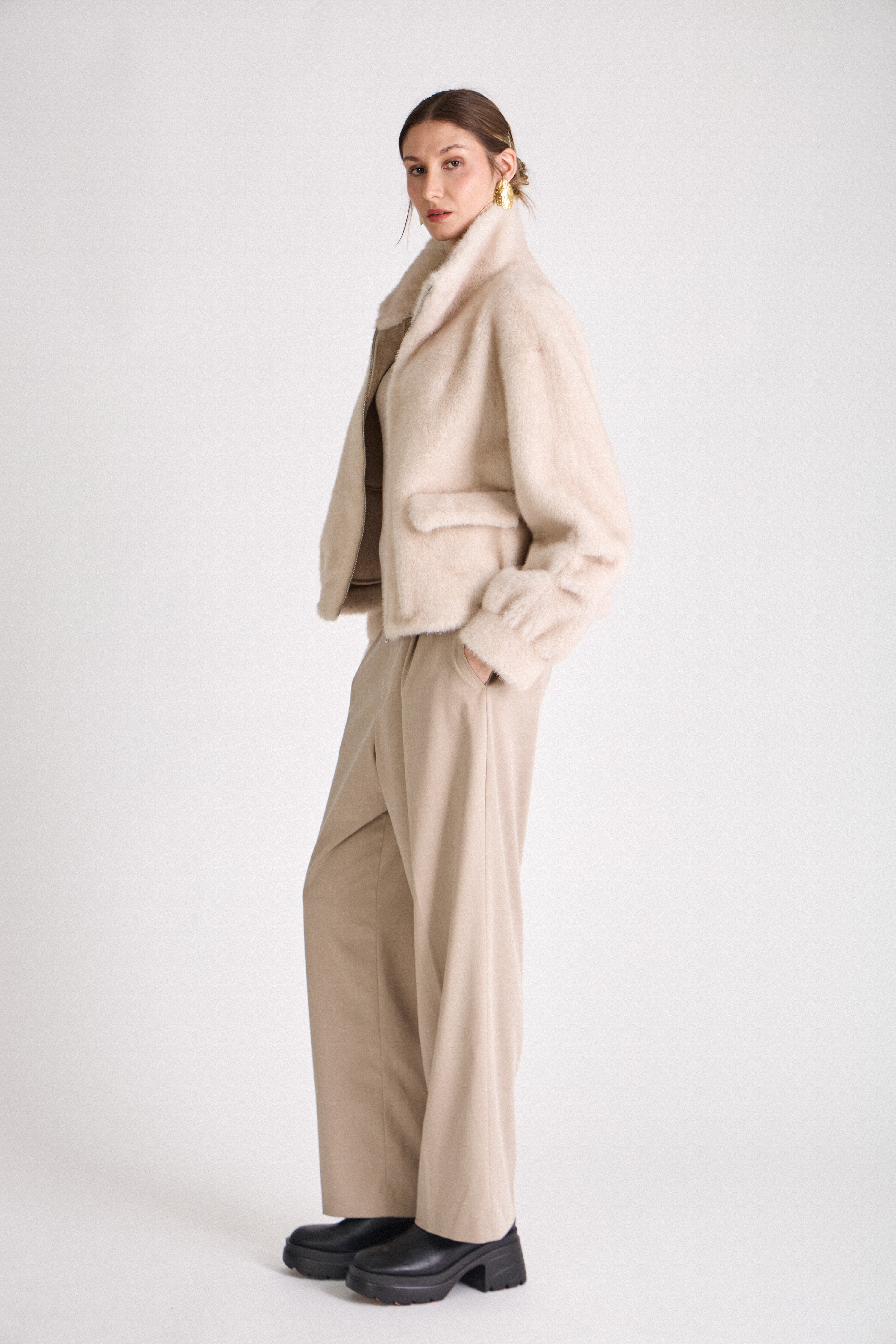 Manteau OLIVIA en fausse fourrure écru/ beige – vue de profil gauche – poches avant et détail manche Escandelle Paris
#couleur_écru