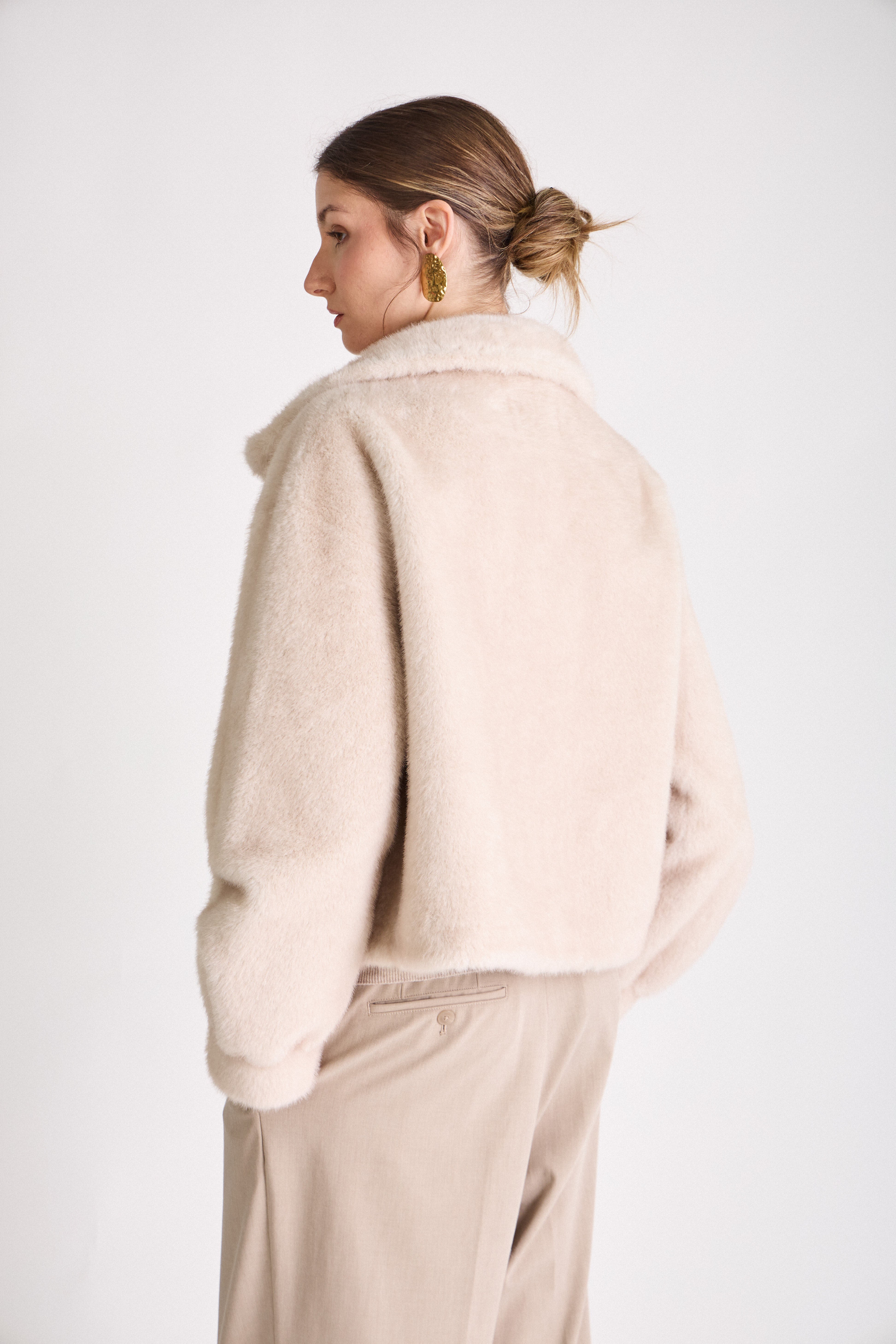 Manteau femme OLIVIA Escandelle – vue de dos – coupe droite en fausse fourrure écru/beige douce et élégante
#couleur_écru