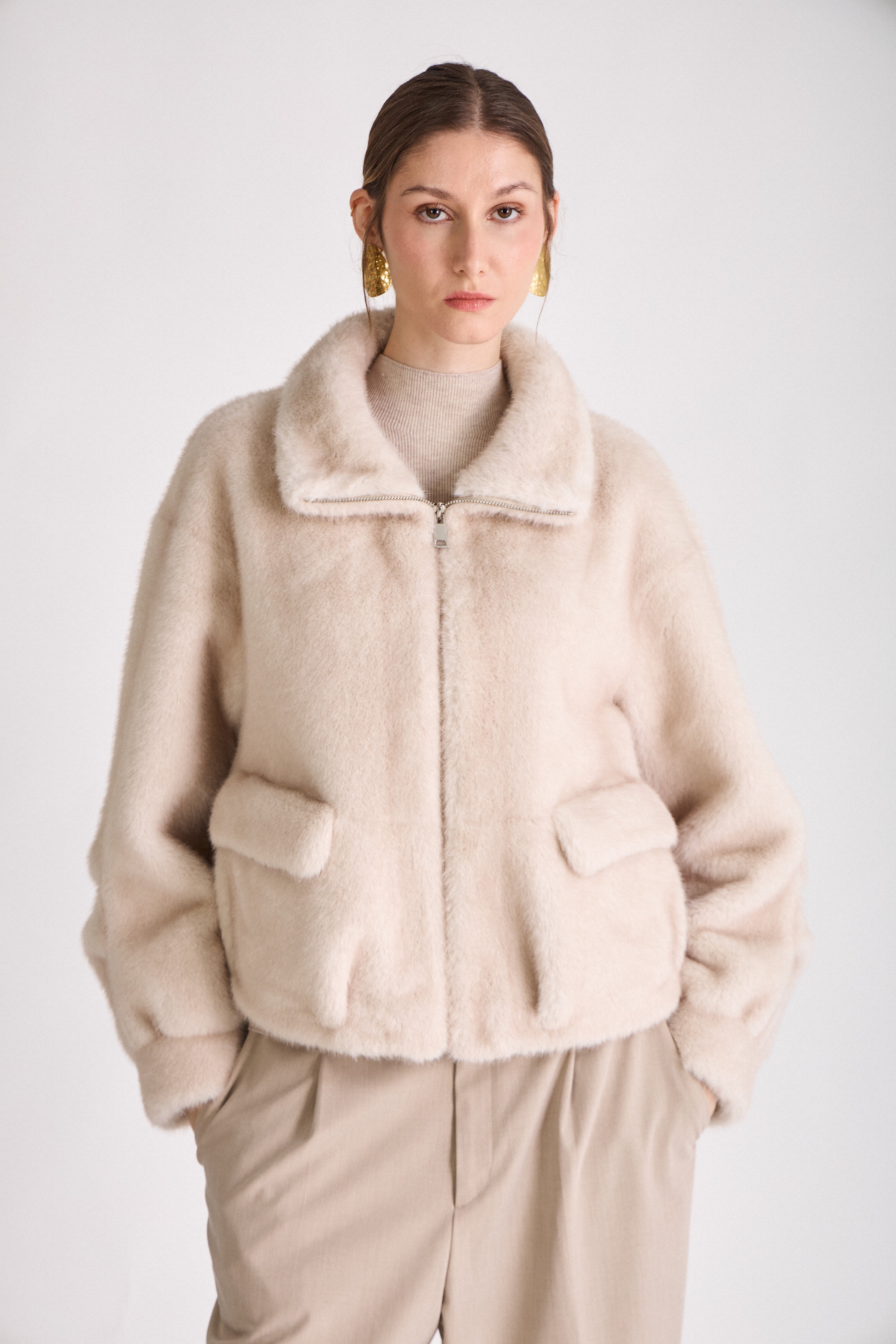 Manteau OLIVIA en fausse fourrure écru/ beige Escandelle – vue de face – coupe droite avec zip et grandes poches plaquées
#couleur_écru