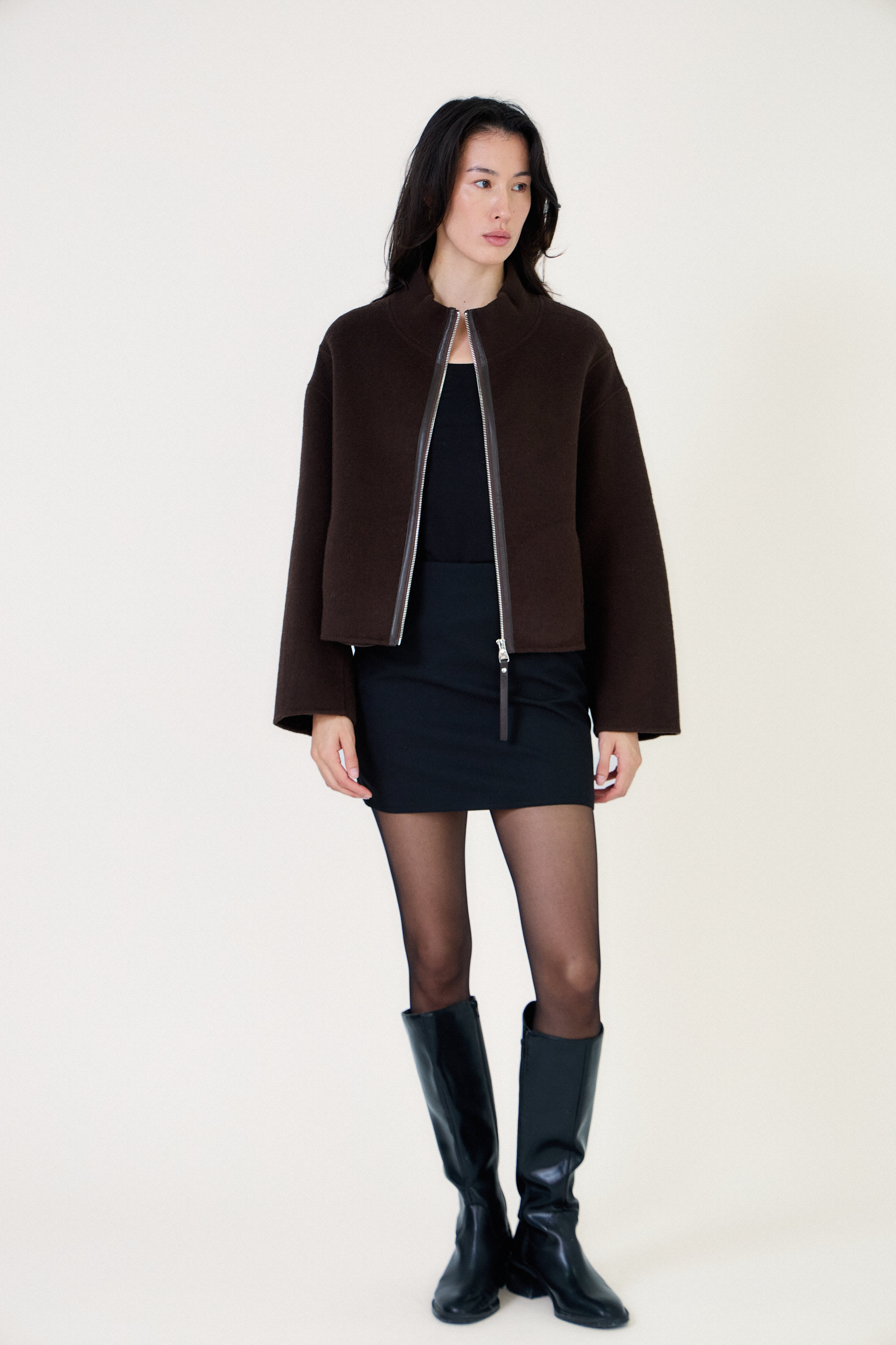 Veste courte WILLOW Escandelle – vue de face – en laine chocolat, coupe droite et fermeture zippée
#couleur_choco