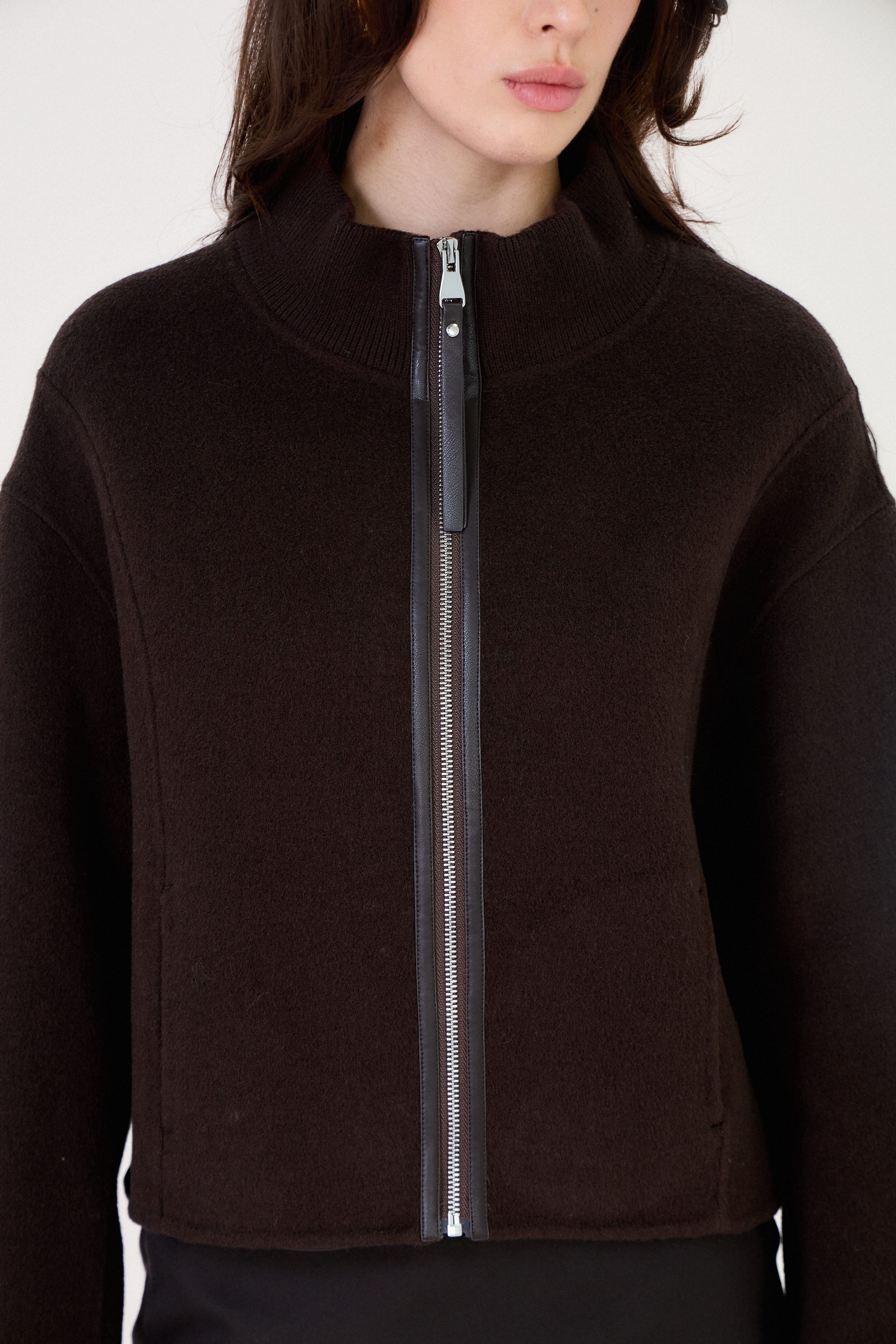 Zoom veste WILLOW Escandelle – texture laine fine et fermeture zippée métal raffinée
#couleur_choco