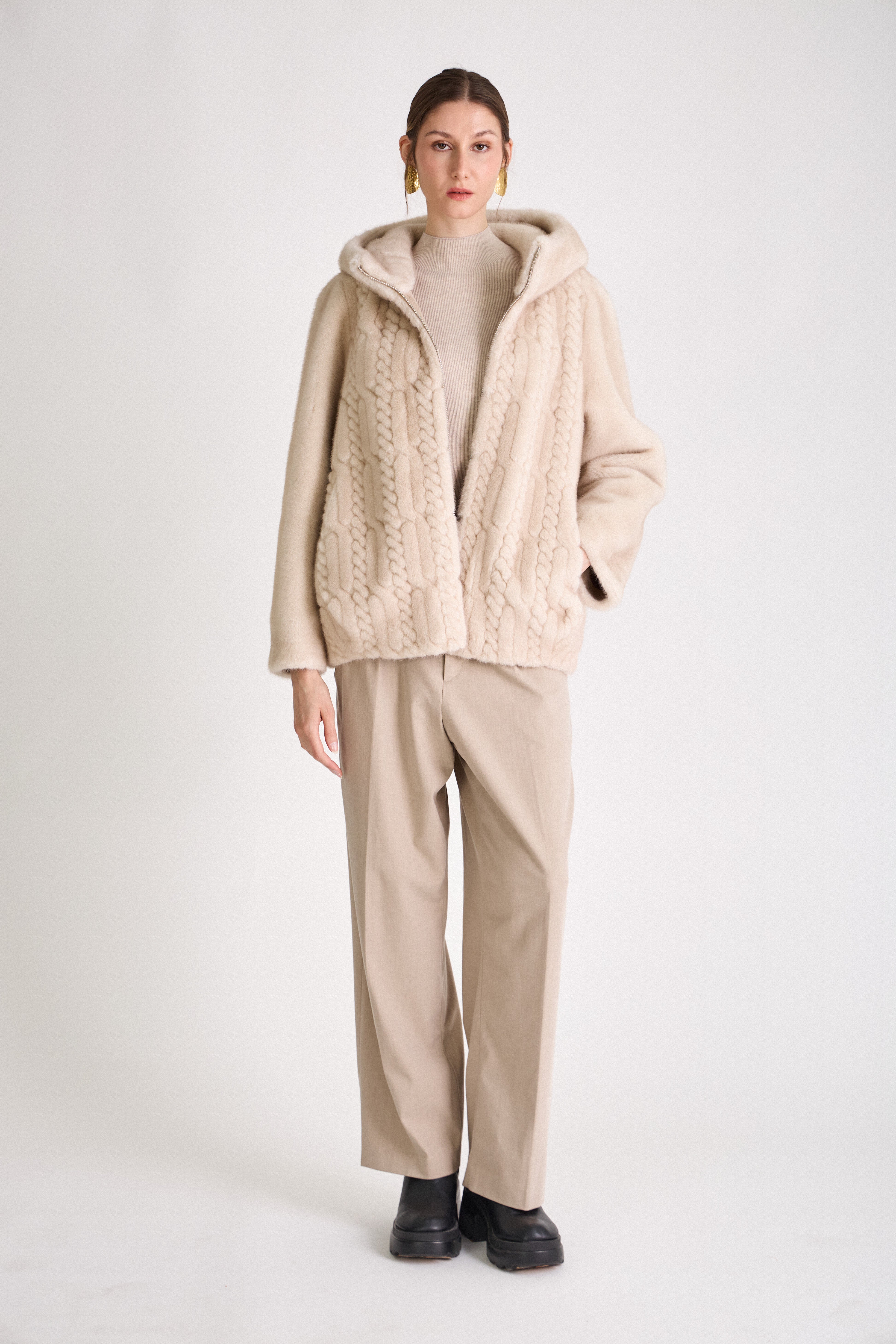 Manteau fausse fourrure écru Escandelle MARILOU – vue de face studio – capuche et texture torsadée effet tricot
#couleur_écru