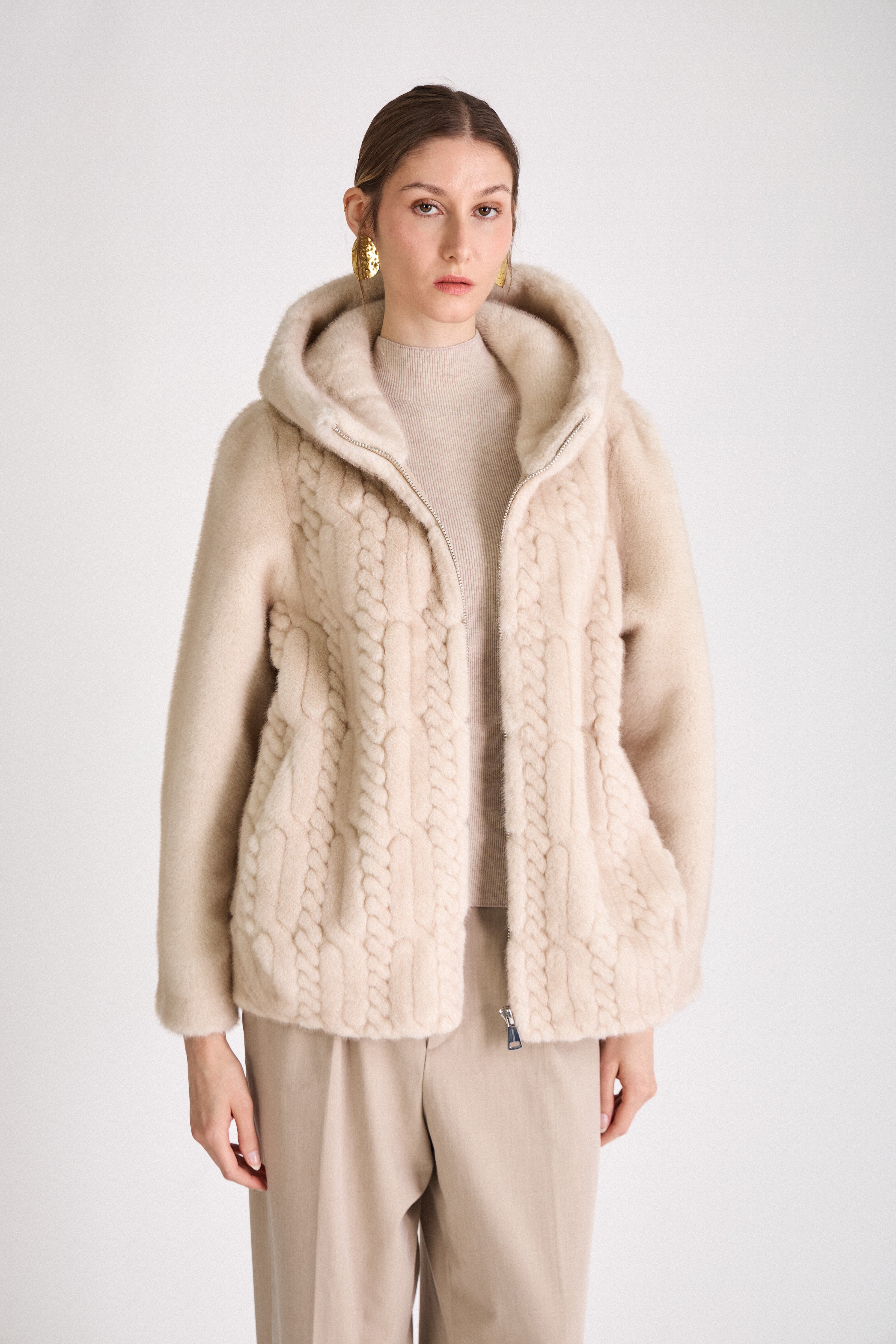 Manteau MARILOU Escandelle – vue trois-quarts – fausse fourrure écru, texture torsadée et tombé fluide
#couleur_écru