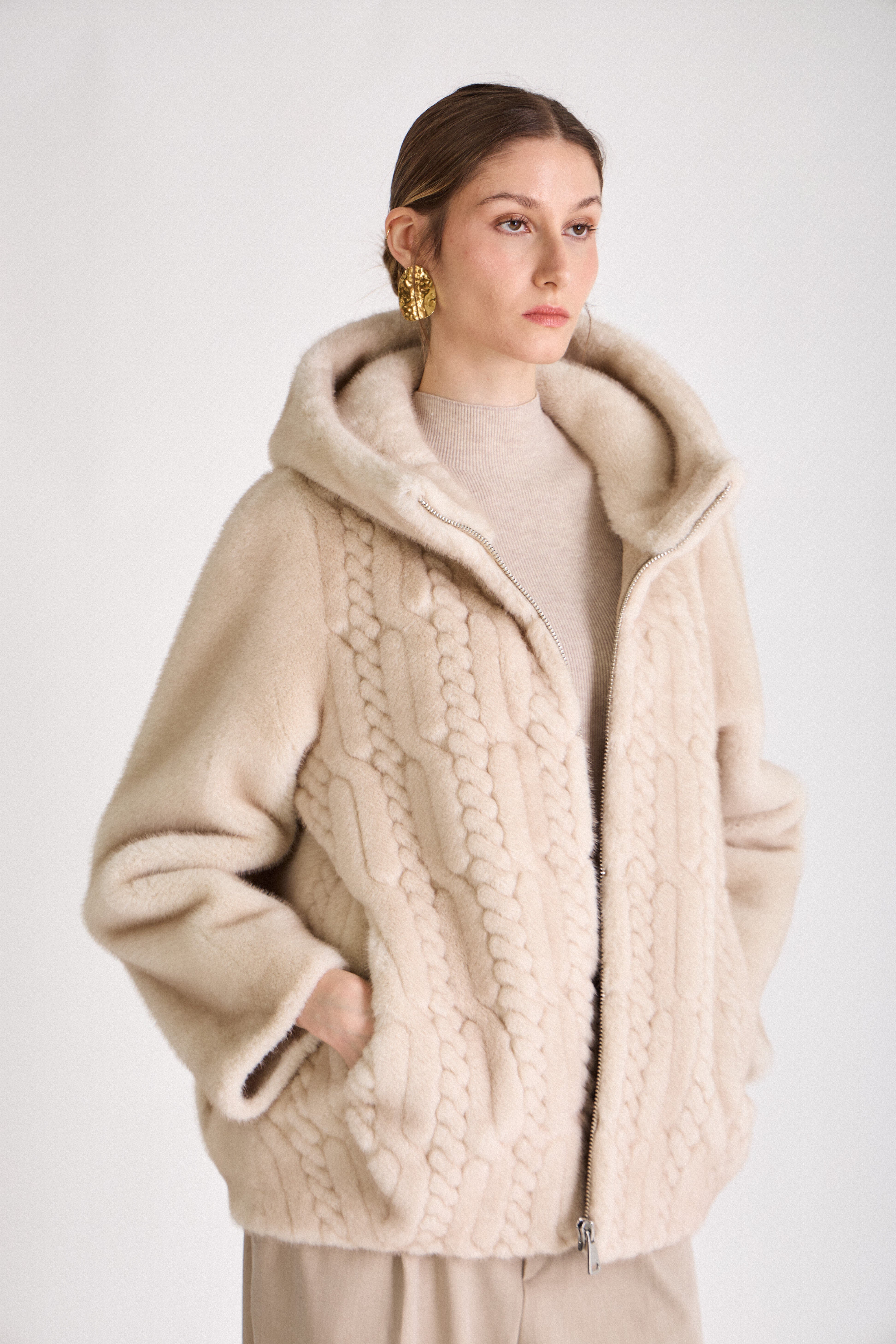 Manteau Escandelle MARILOU – profil droit – détails torsadés et poches latérales
#couleur_écru