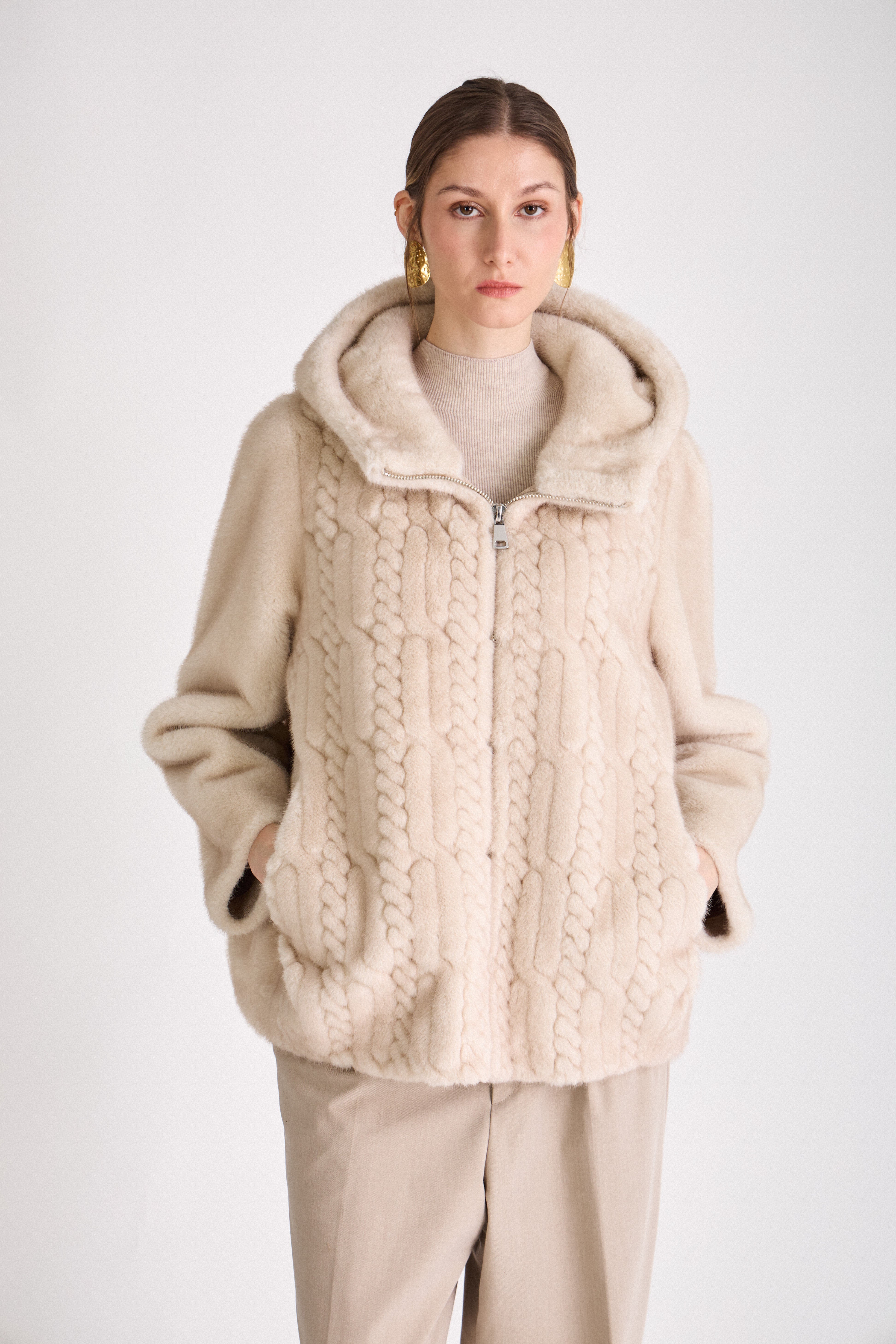 Manteau en fausse fourrure écru Escandelle MARILOU – vue studio – capuche douce, texture torsadée effet tricot et coupe ample élégante
#couleur_écru