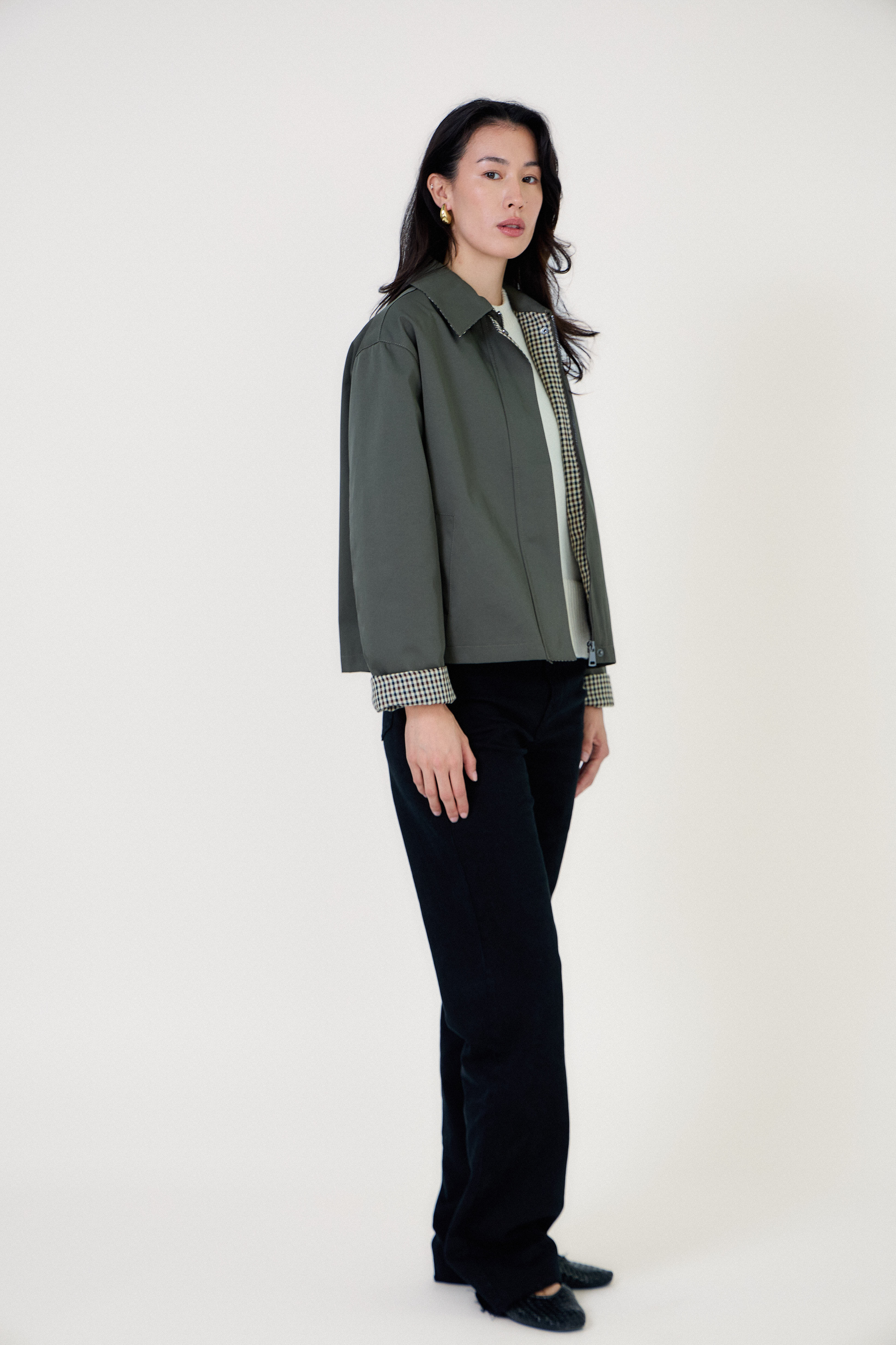 Veste courte Escandelle kaki – vue de profil droit – col chemise et revers à carreaux élégants
#couleur_kaki