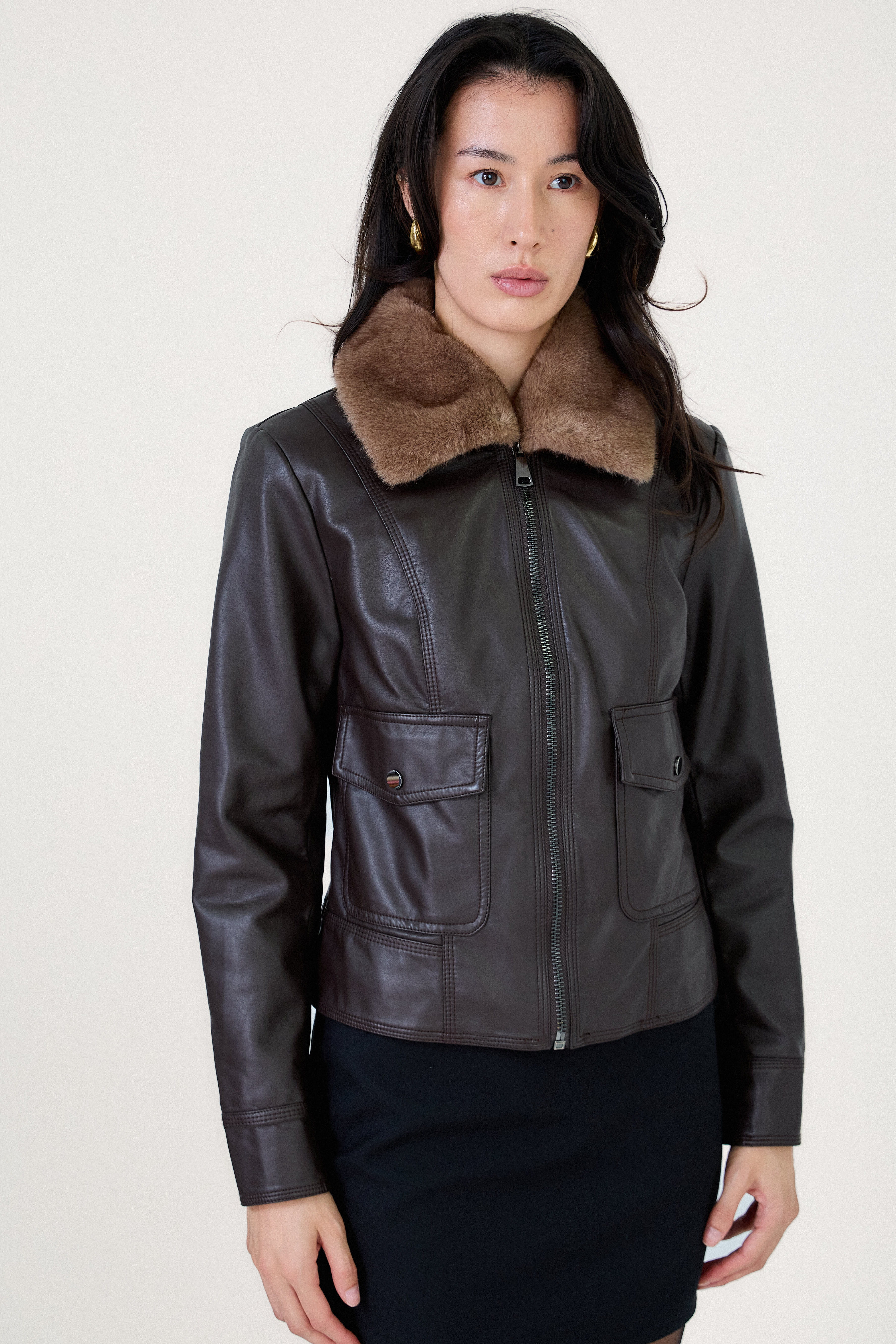 Veste ANOUK Escandelle – coupe moderne, col fourré taupe et fermeture zippée argentée
#couleur_choco