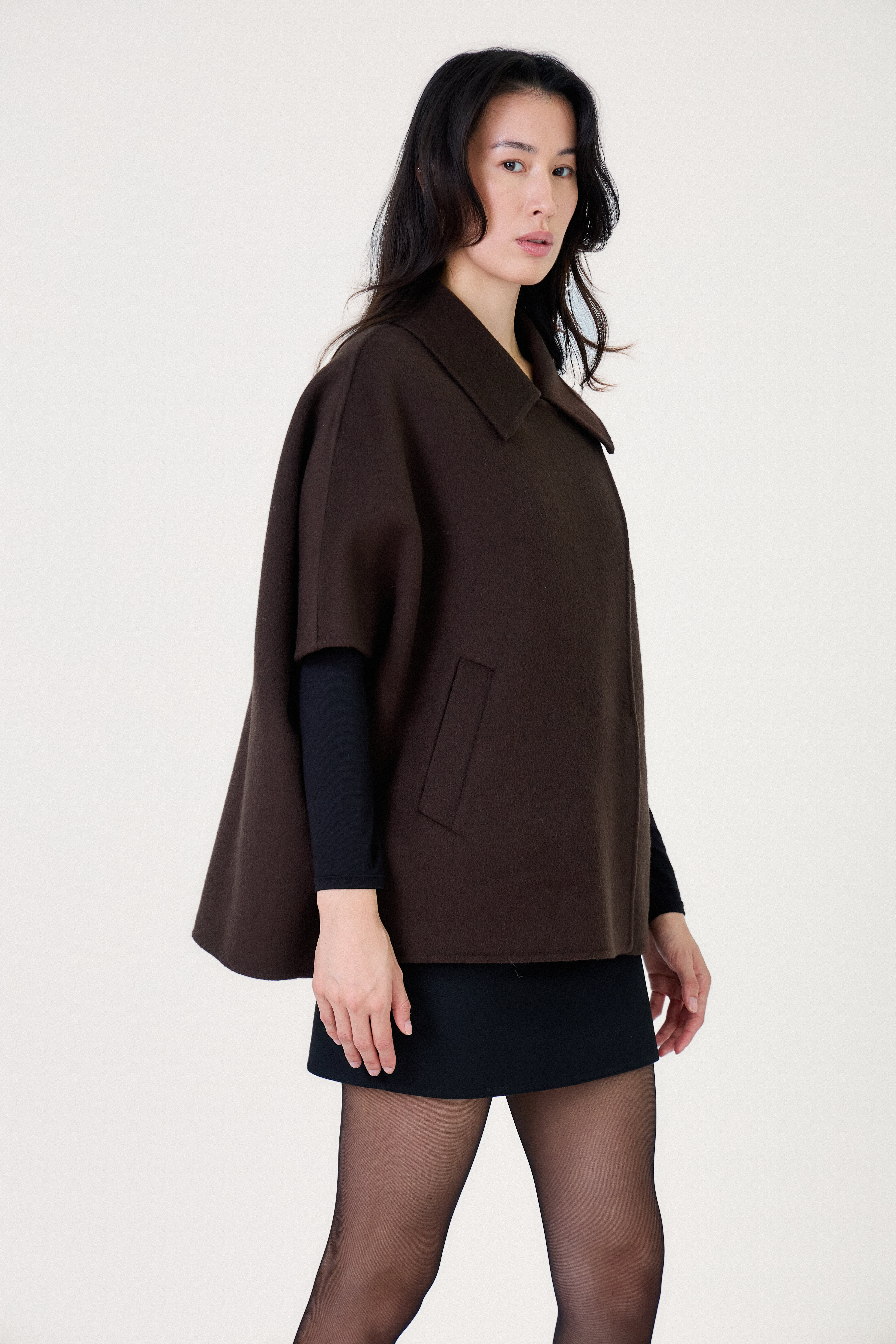Cape AMARA Escandelle – vue de profil droit – matière majoritairement laine et finition soignée
#couleur_choco
