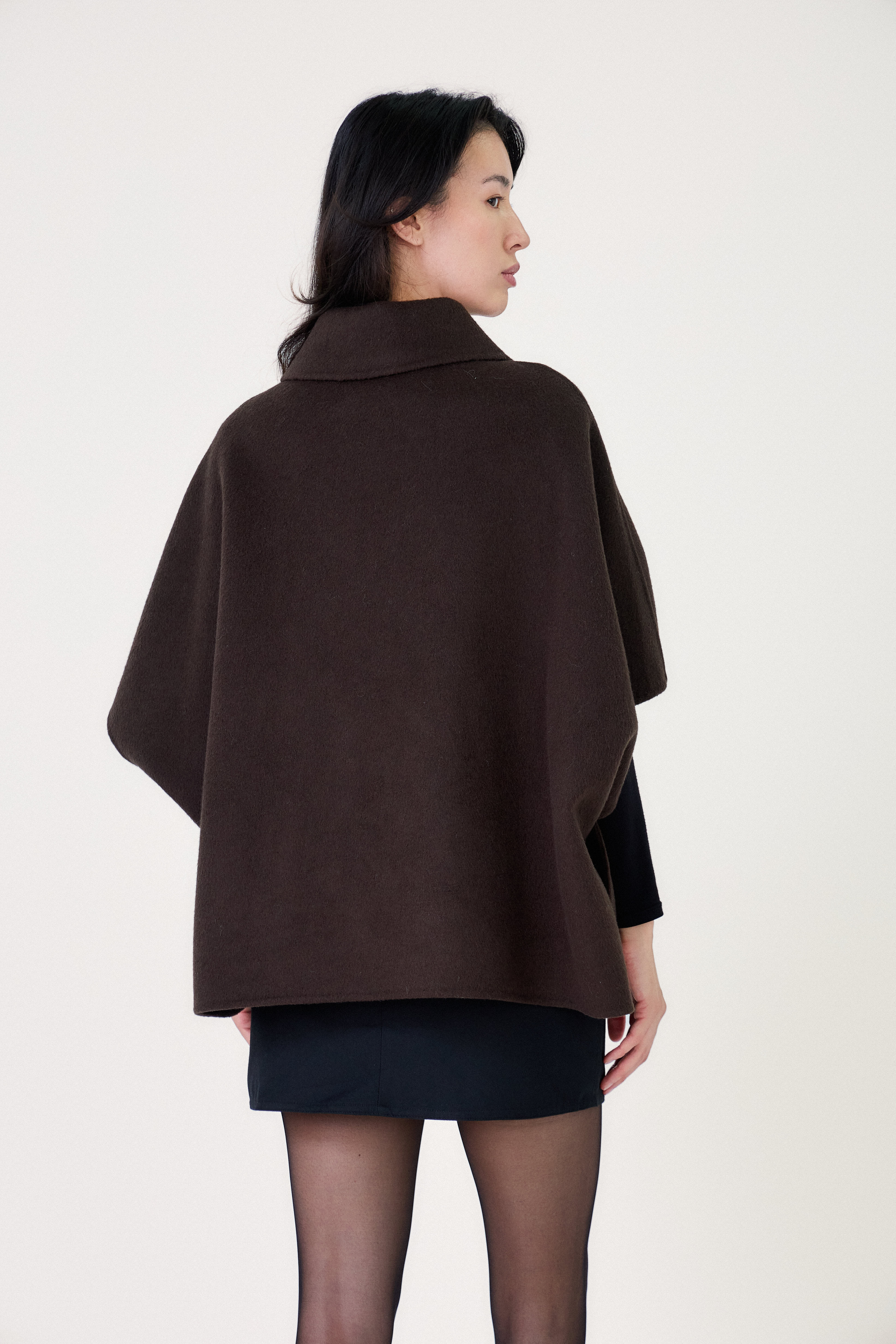 Cape Escandelle AMARA en laine marron – vue de dos – silhouette fluide et col chemise
#couleur_choco
