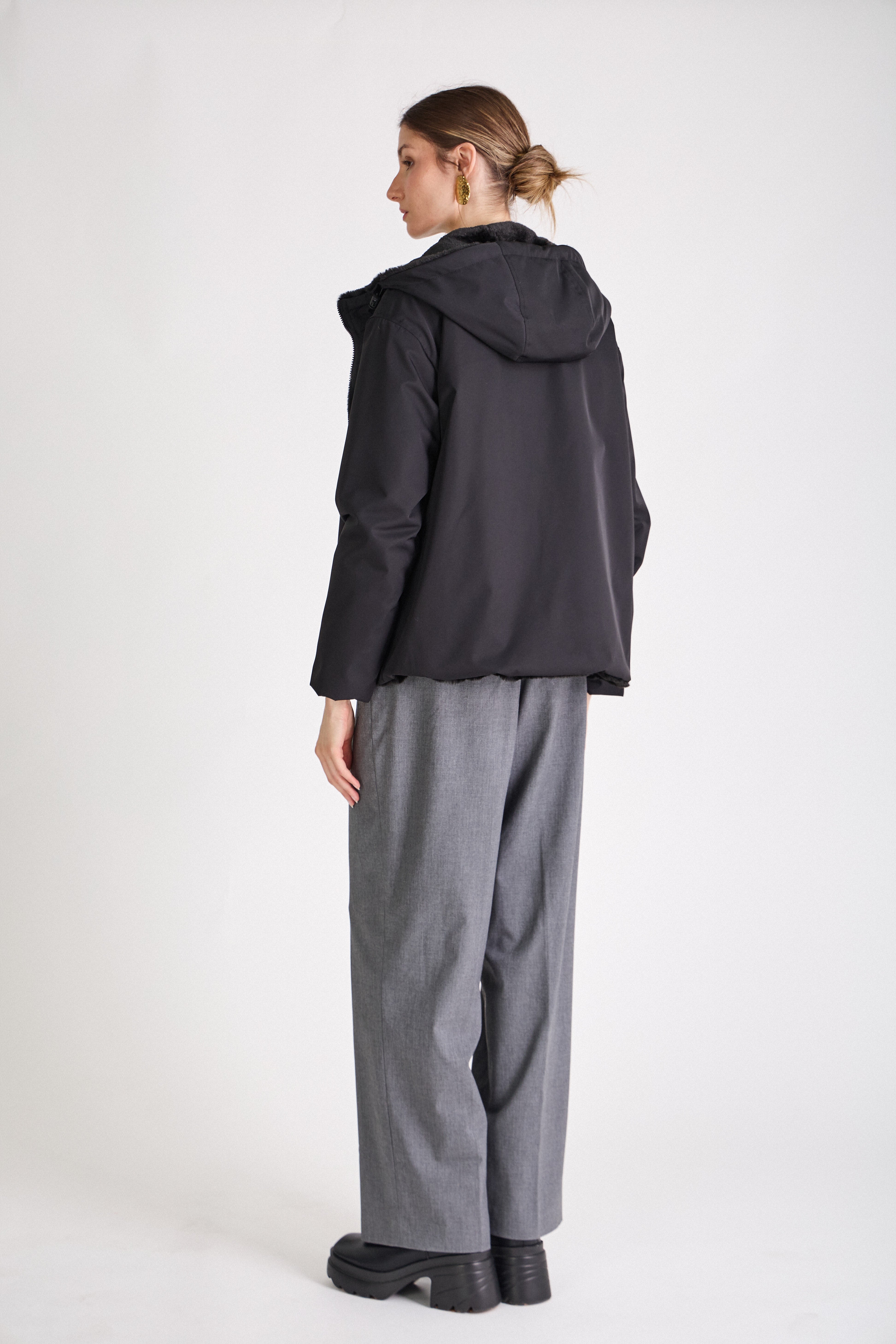 Femme portant une parka noir réversible déperlante à capuche fausse fourrure Escandelle Paris
#couleur_noir