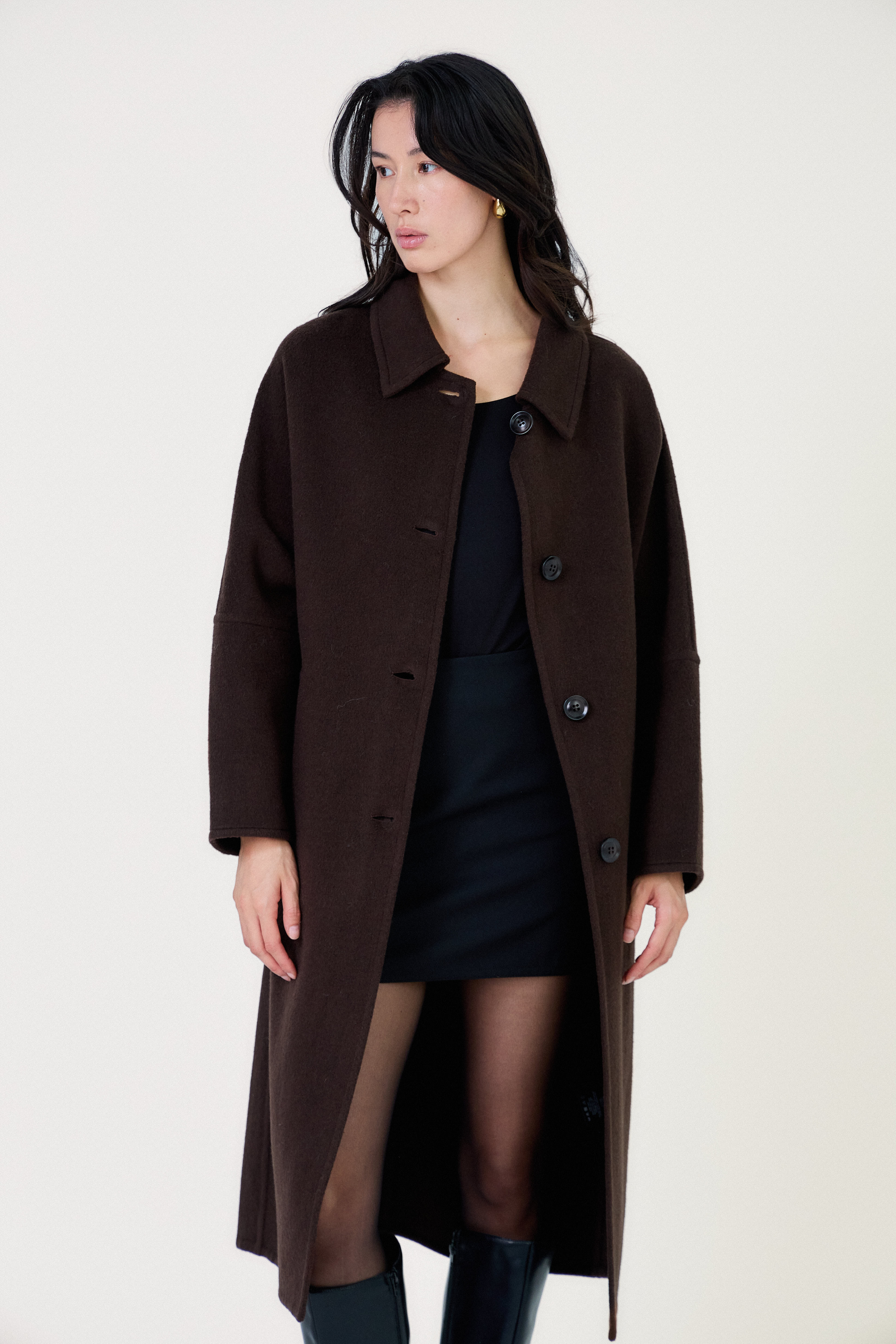 Manteau long femme en laine choco CELESTE, coupe droite et ample, col chemise et poches latérales #couleur_choco