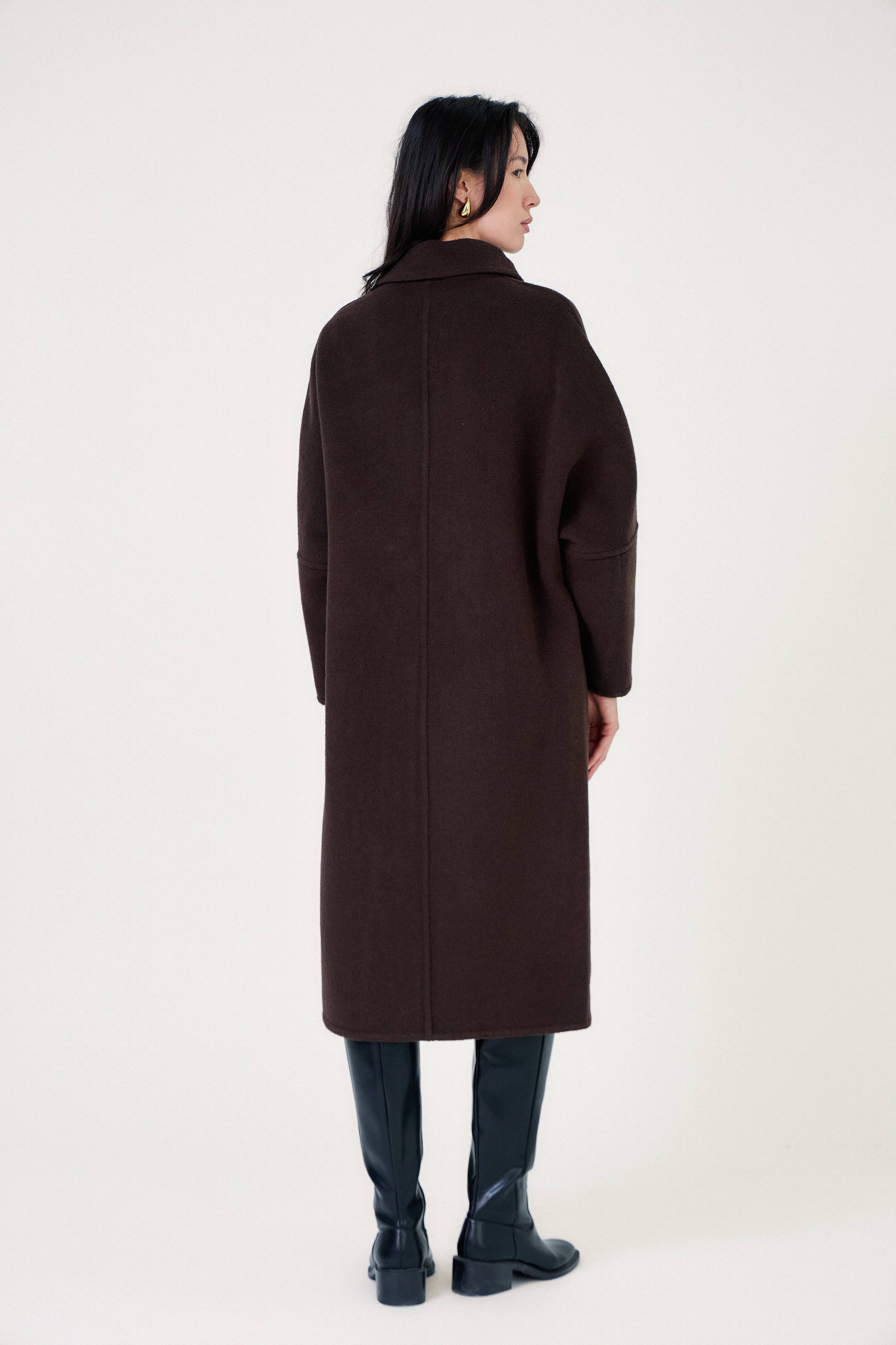 Manteau long femme en laine choco CELESTE, coupe droite et ample, col chemise et poches latérales
#couleur_choco