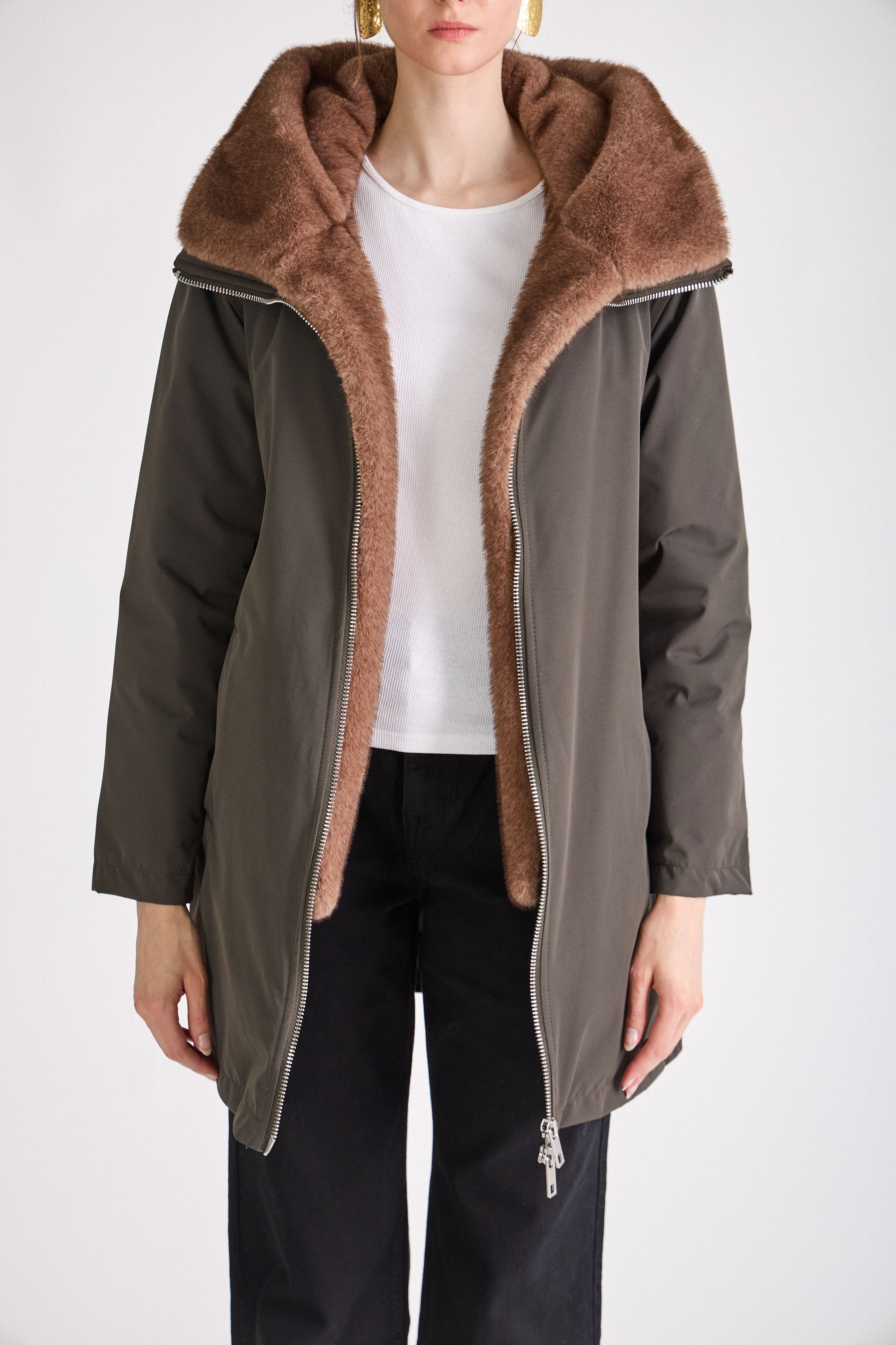 Femme portant la parka kaki MEGAN Escandelle Paris à col fourré et capuche amovible – look chic et confortable d’hiver
#couleur_kaki