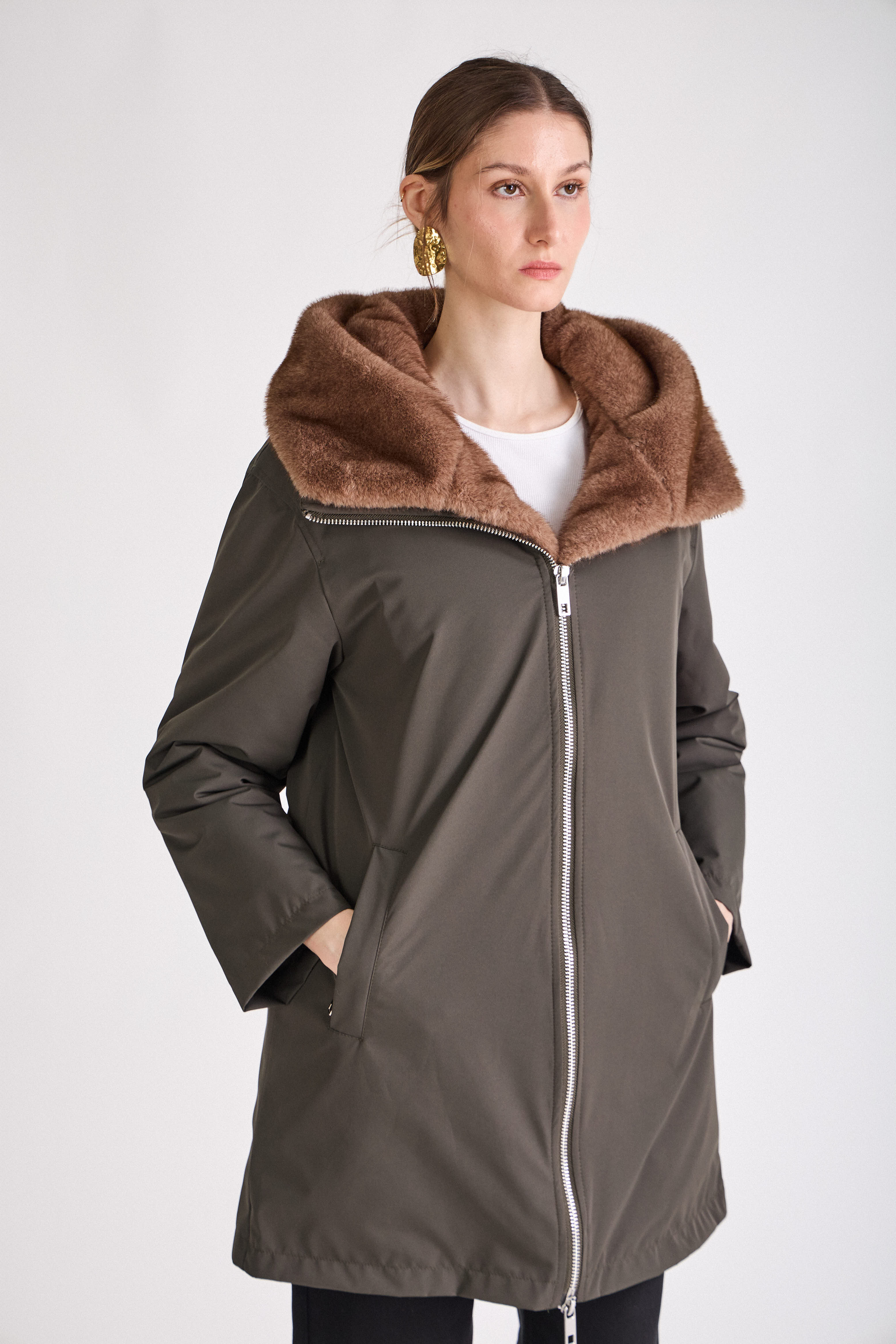 Femme portant la parka kaki MEGAN Escandelle Paris à col fourré et capuche amovible – look chic et confortable d’hiver
#couleur_kaki