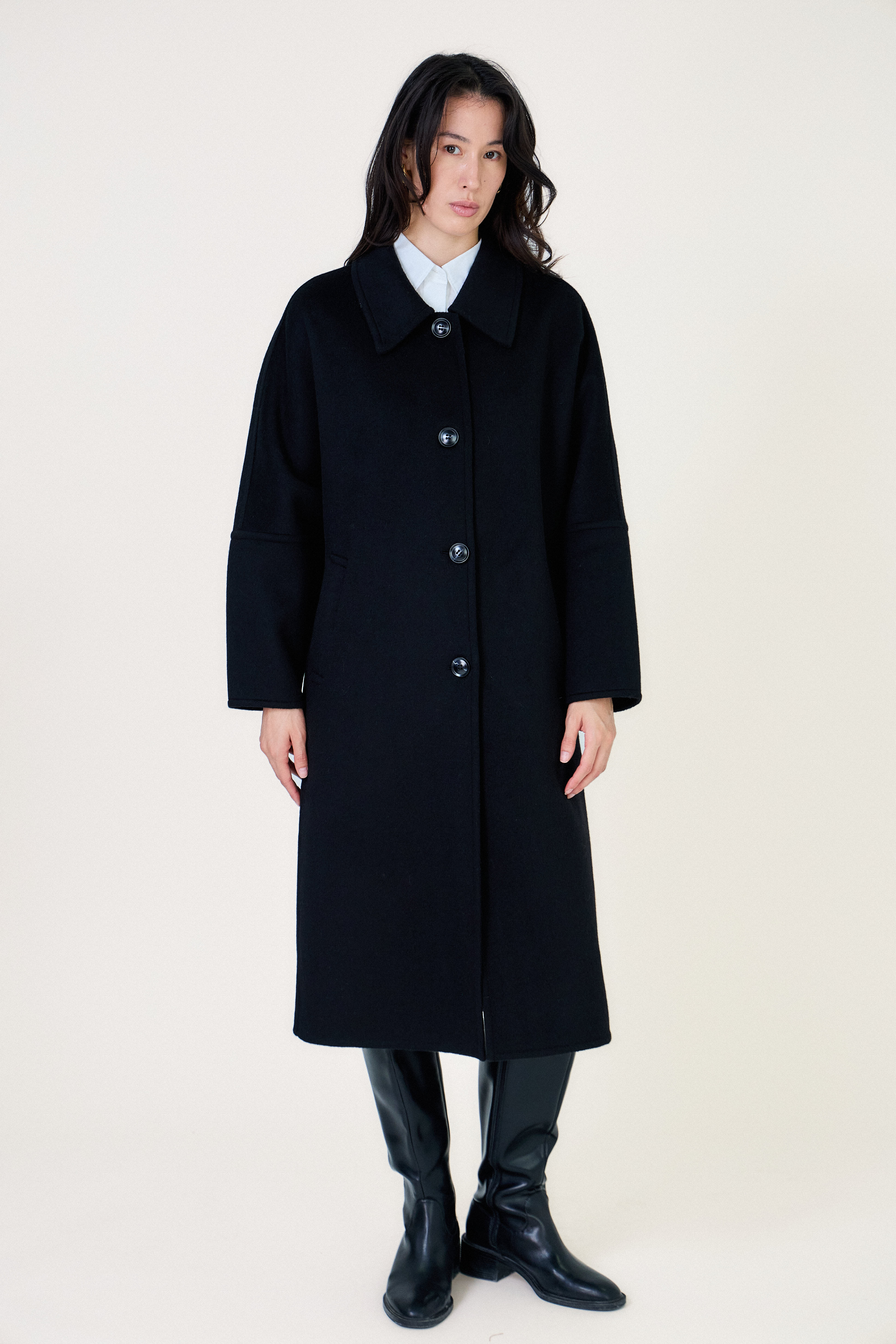 Manteau long femme en laine noir CELESTE, coupe droite et ample, col chemise et poches latérales
#couleur_noir