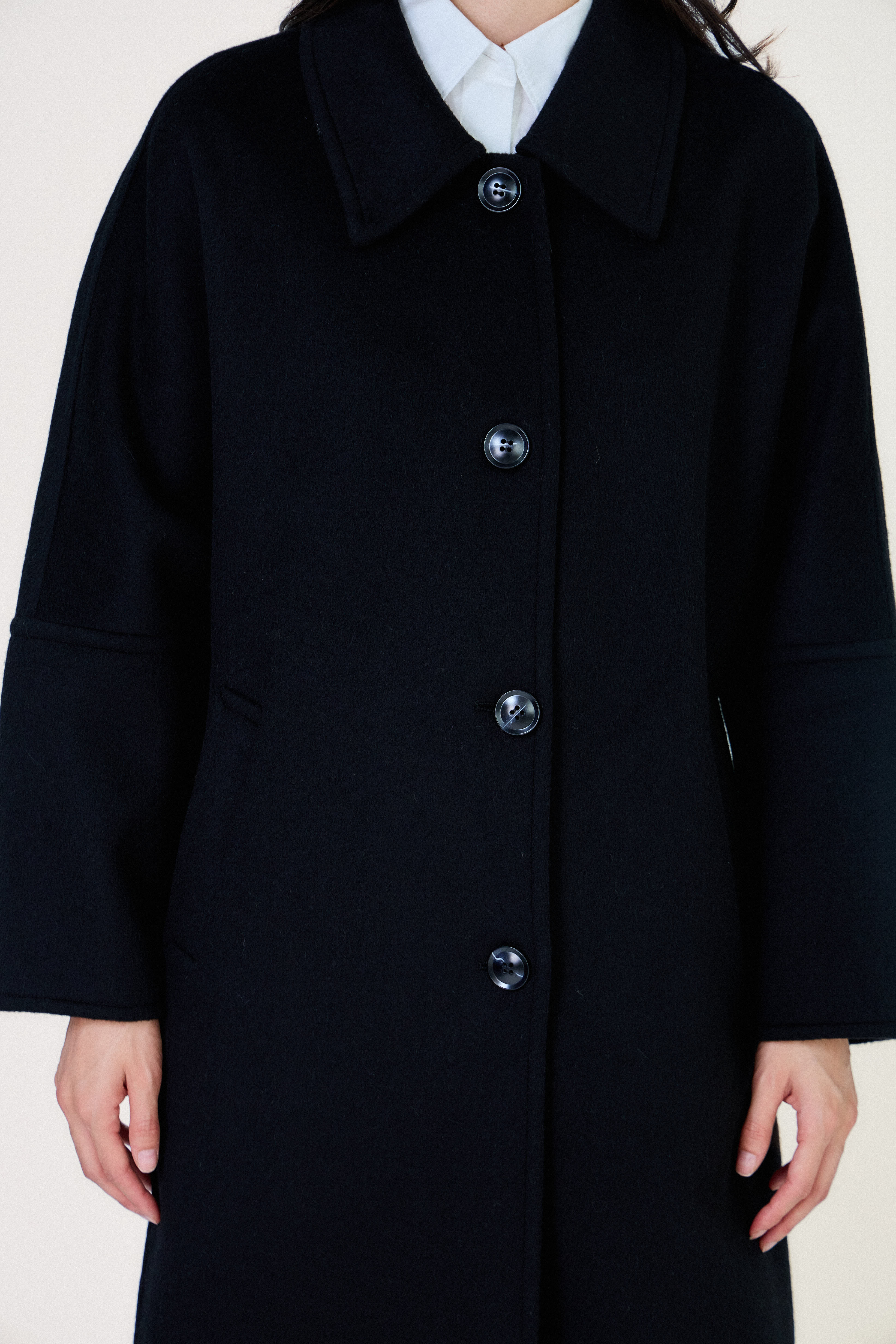 Manteau long femme en laine noir CELESTE, coupe droite et ample, col chemise et poches latérales #couleur_noir