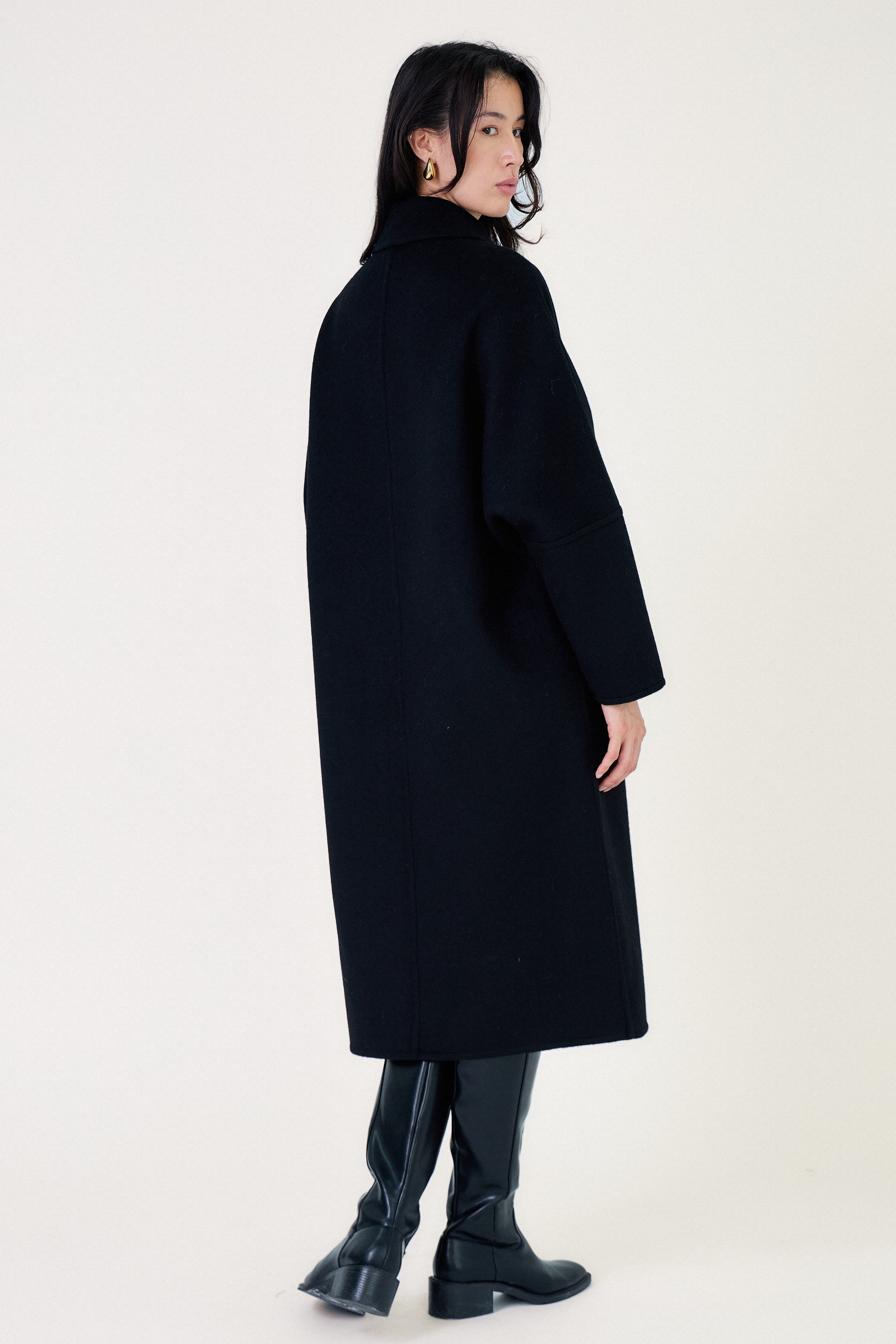 Manteau long femme en laine noir CELESTE, coupe droite et ample, col chemise et poches latérales
#couleur_noir