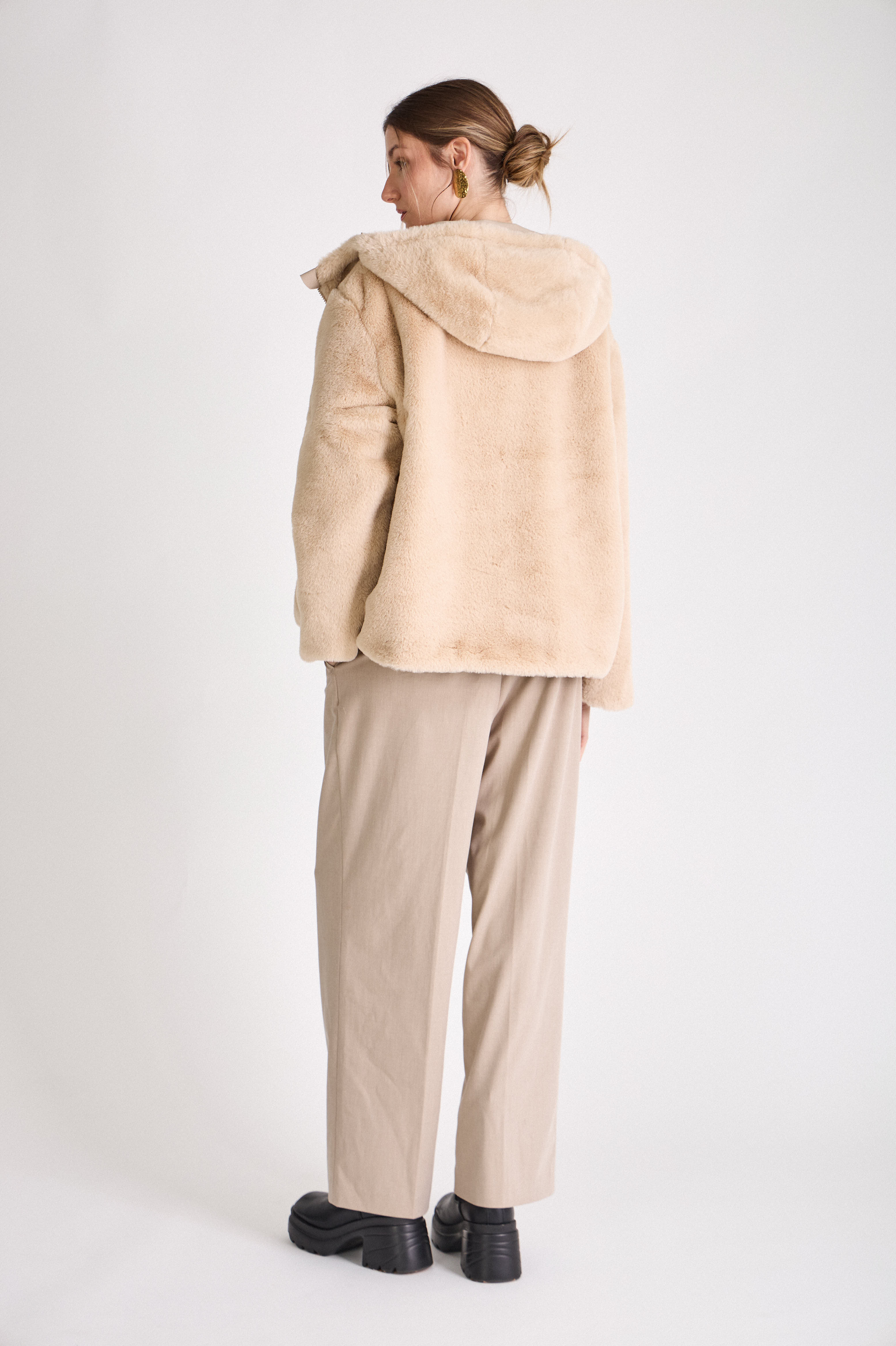 Femme portant une parka beige réversible déperlante à capuche fausse fourrure Escandelle Paris
#couleur_beige