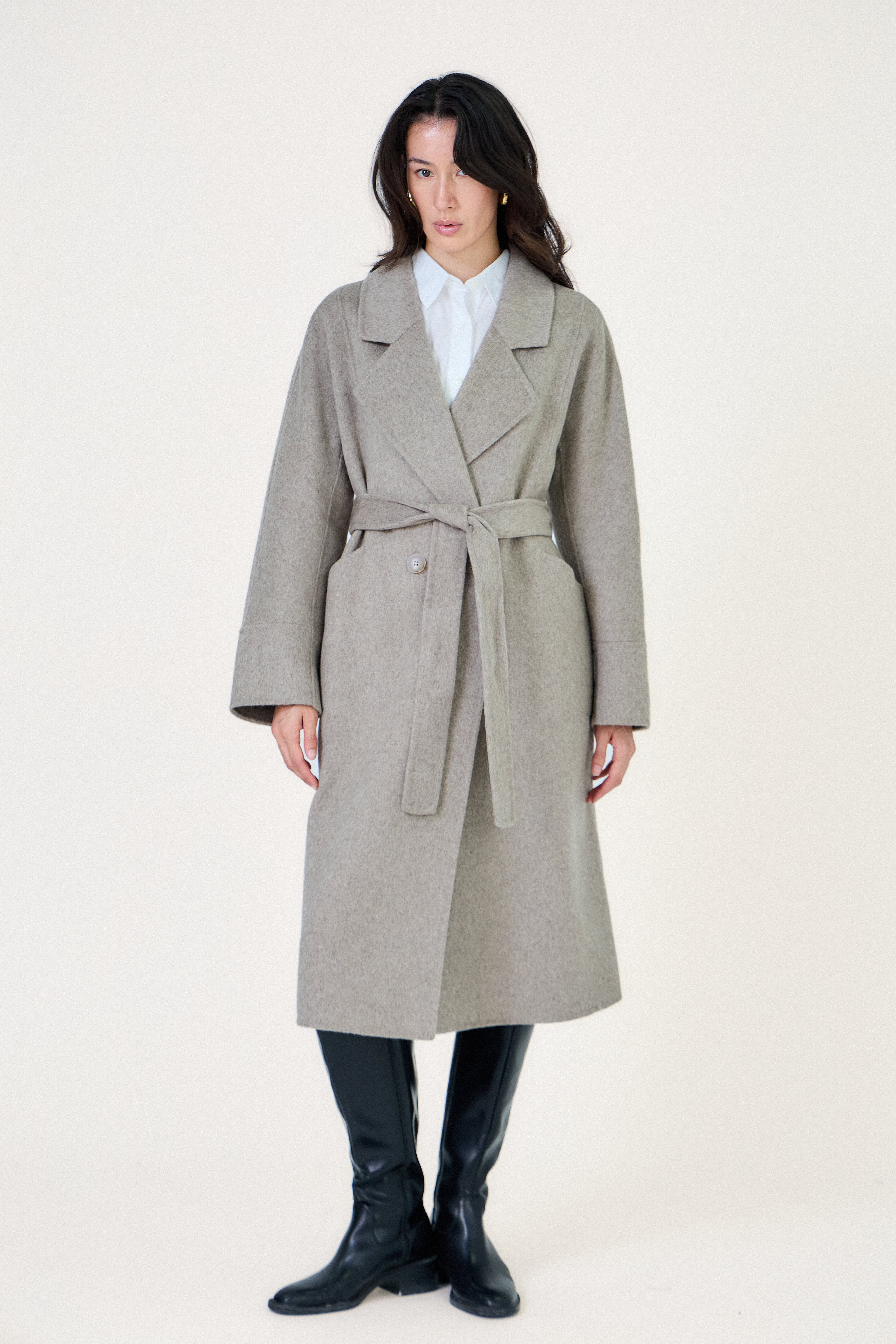 Manteau long ceinturé en laine beige Escandelle – vue de face – col tailleur et coupe droite élégante
#couleur_beige