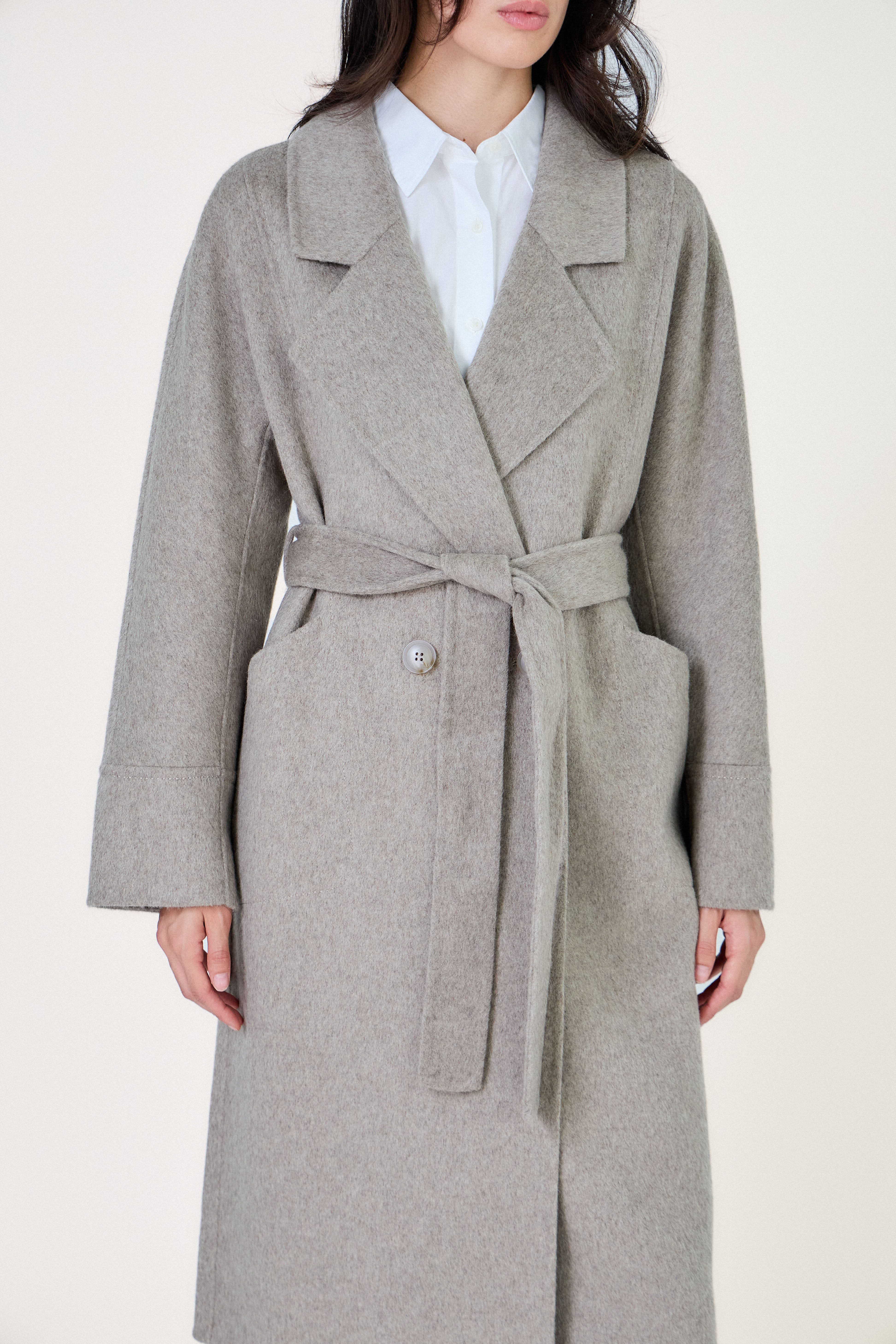 Manteau long ceinturé en laine beige Escandelle – vue de face – col tailleur et coupe droite élégante
#couleur_beige